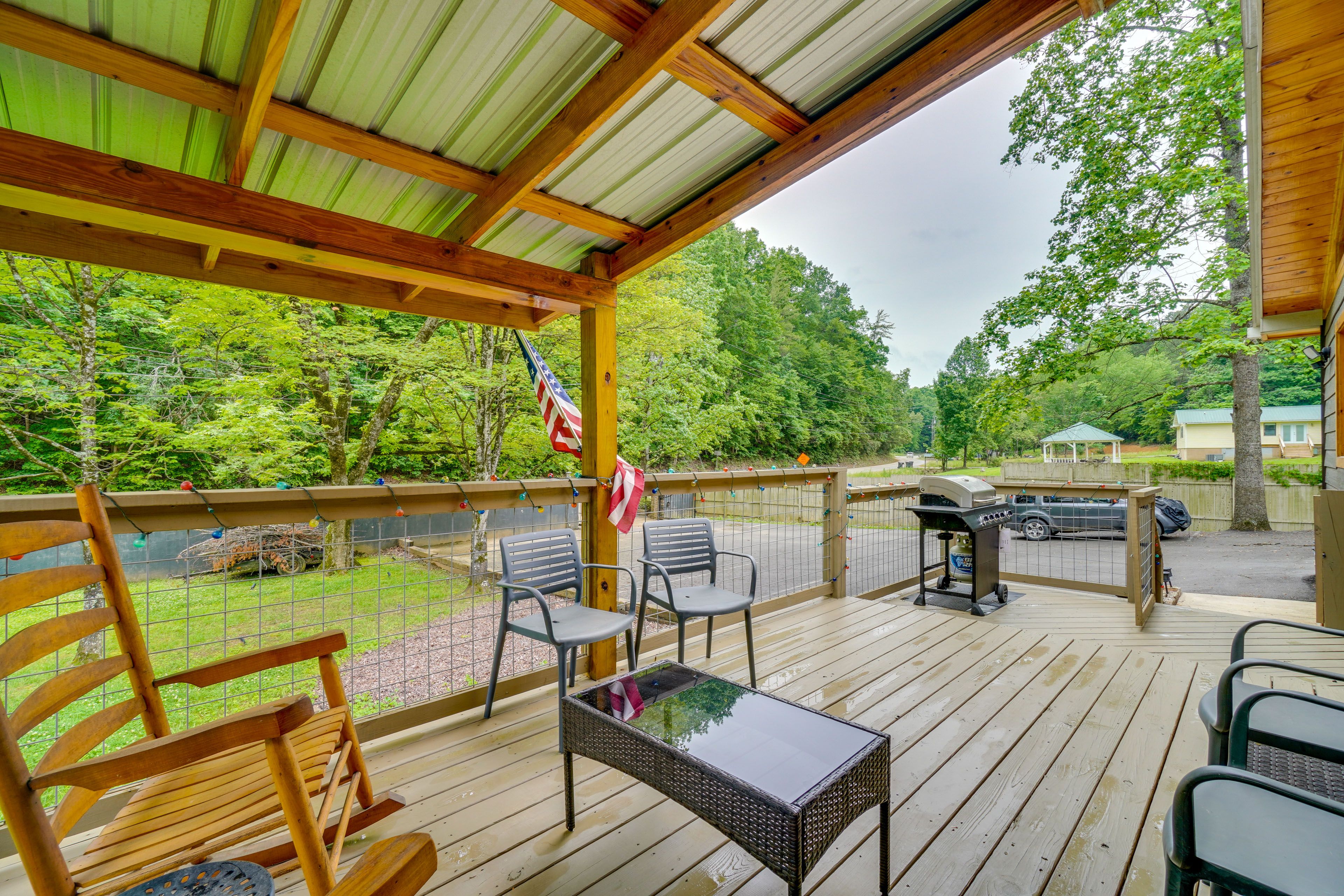 Private Deck | Self Check-In | 2 Mi to the Island in Pigeon Forge