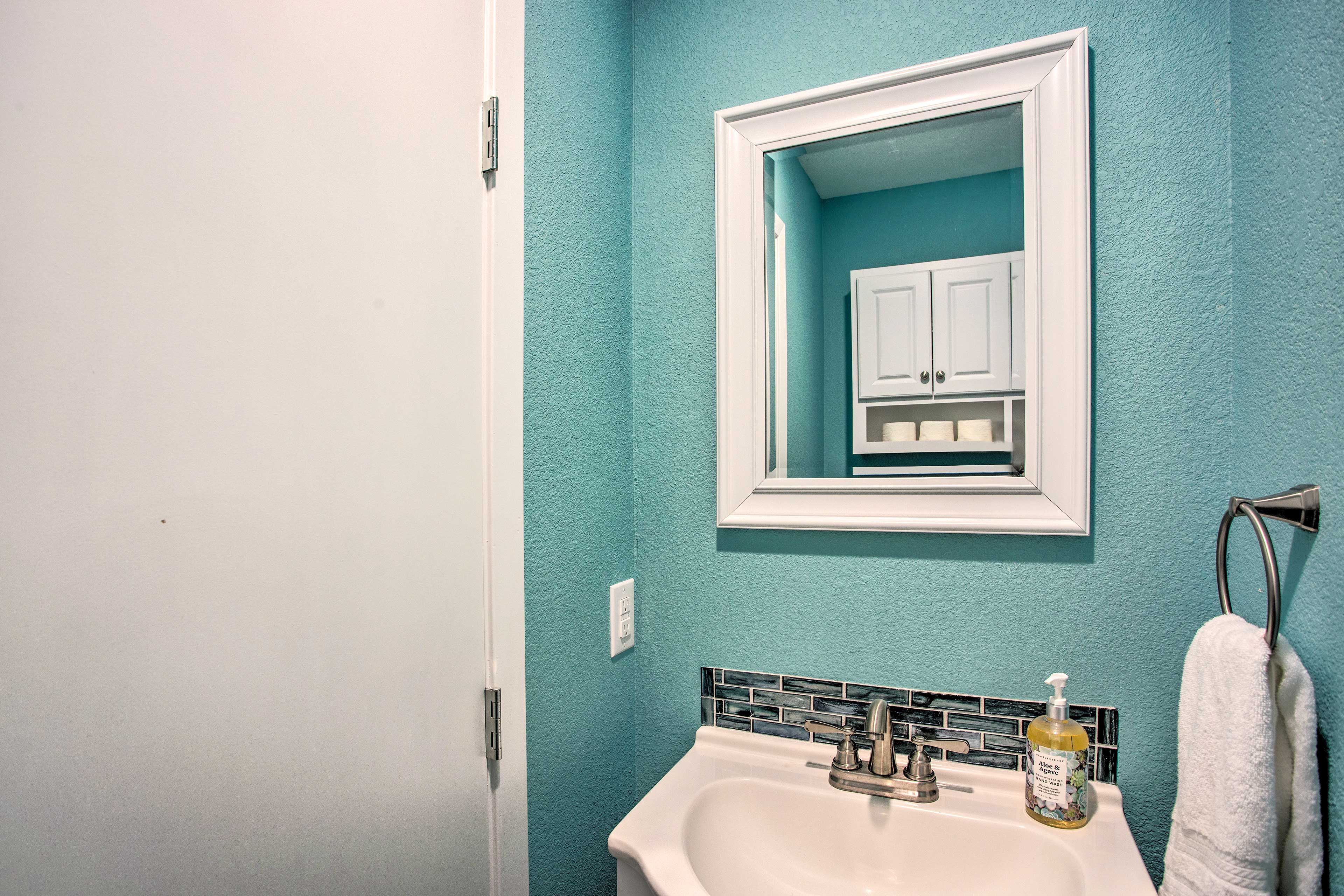 Half Bathroom | 1st Floor | Towels Provided