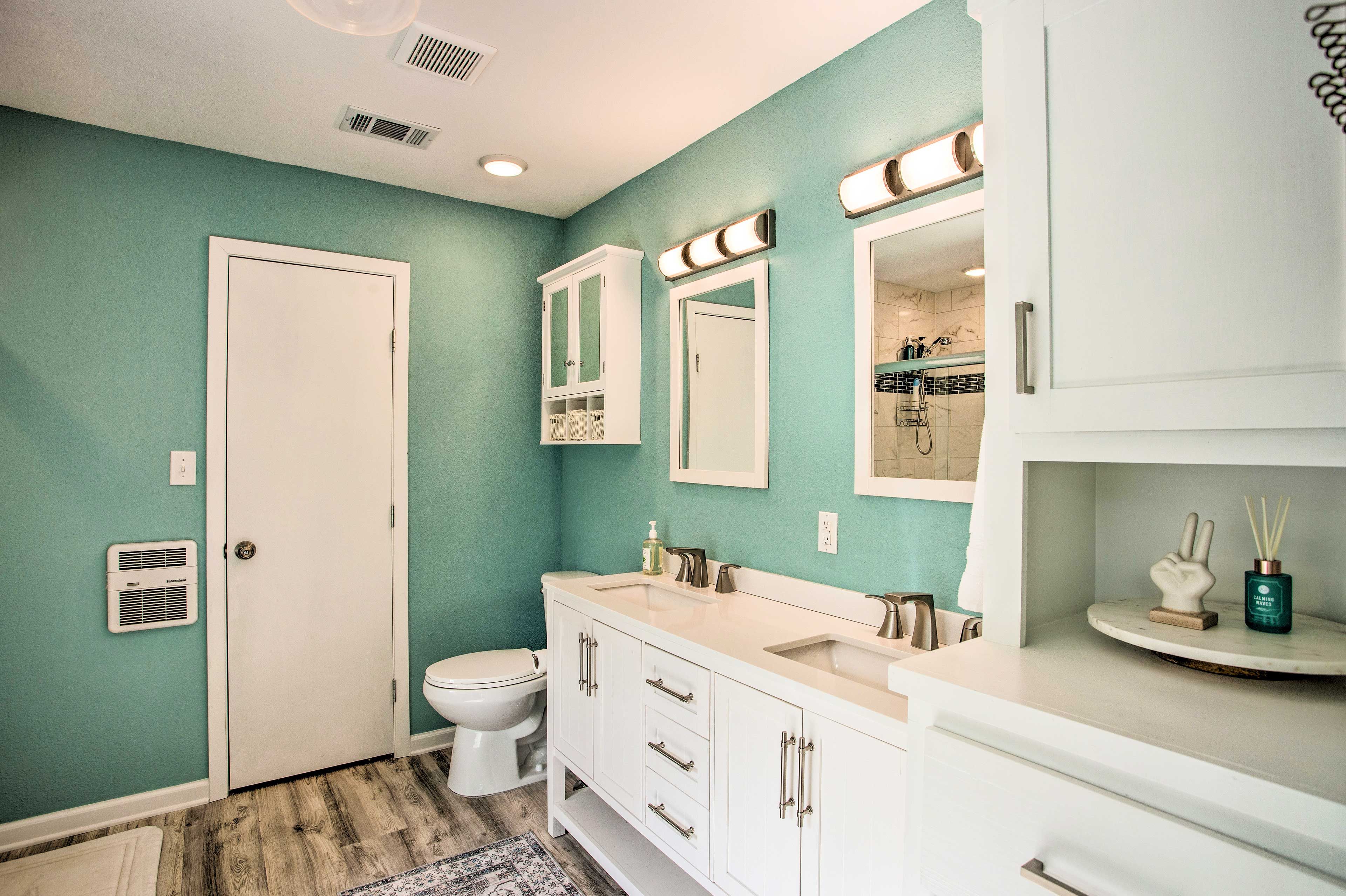Full Bathroom | 1st Floor | Complimentary Toiletries