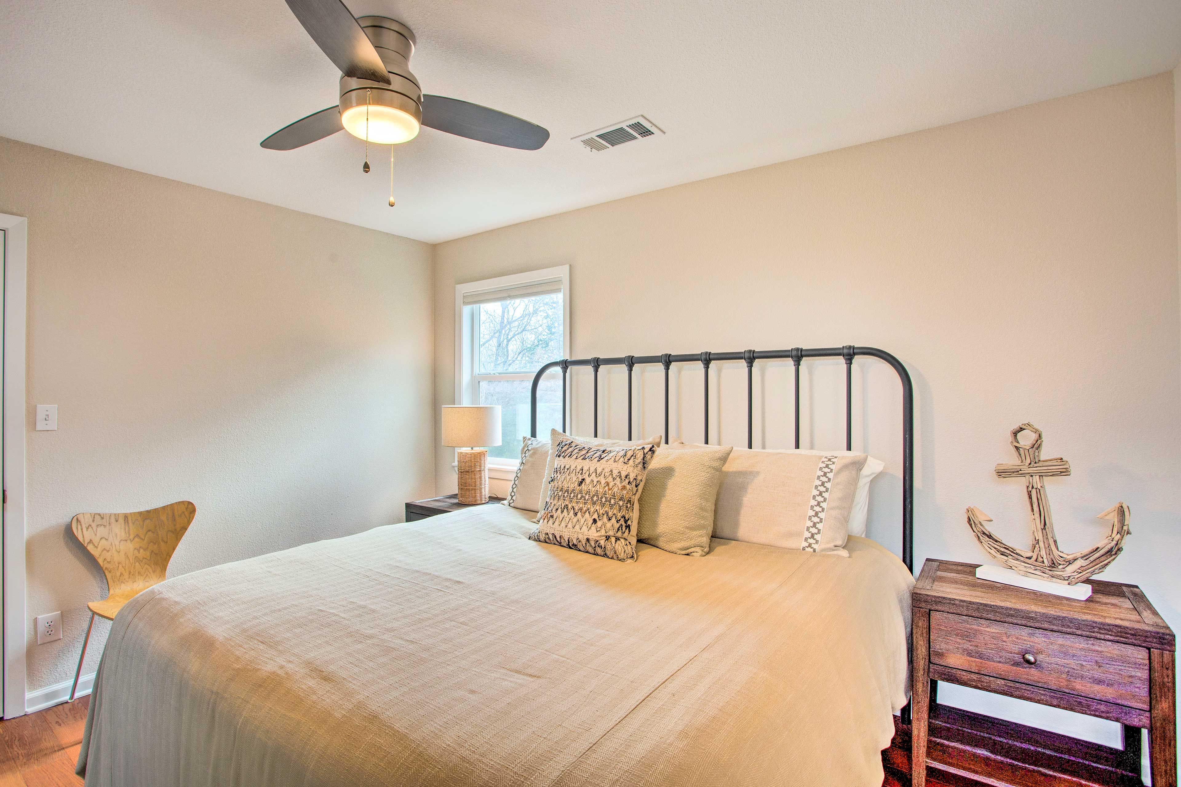 Bedroom 3 | King Bed | 2nd Floor | Hangers