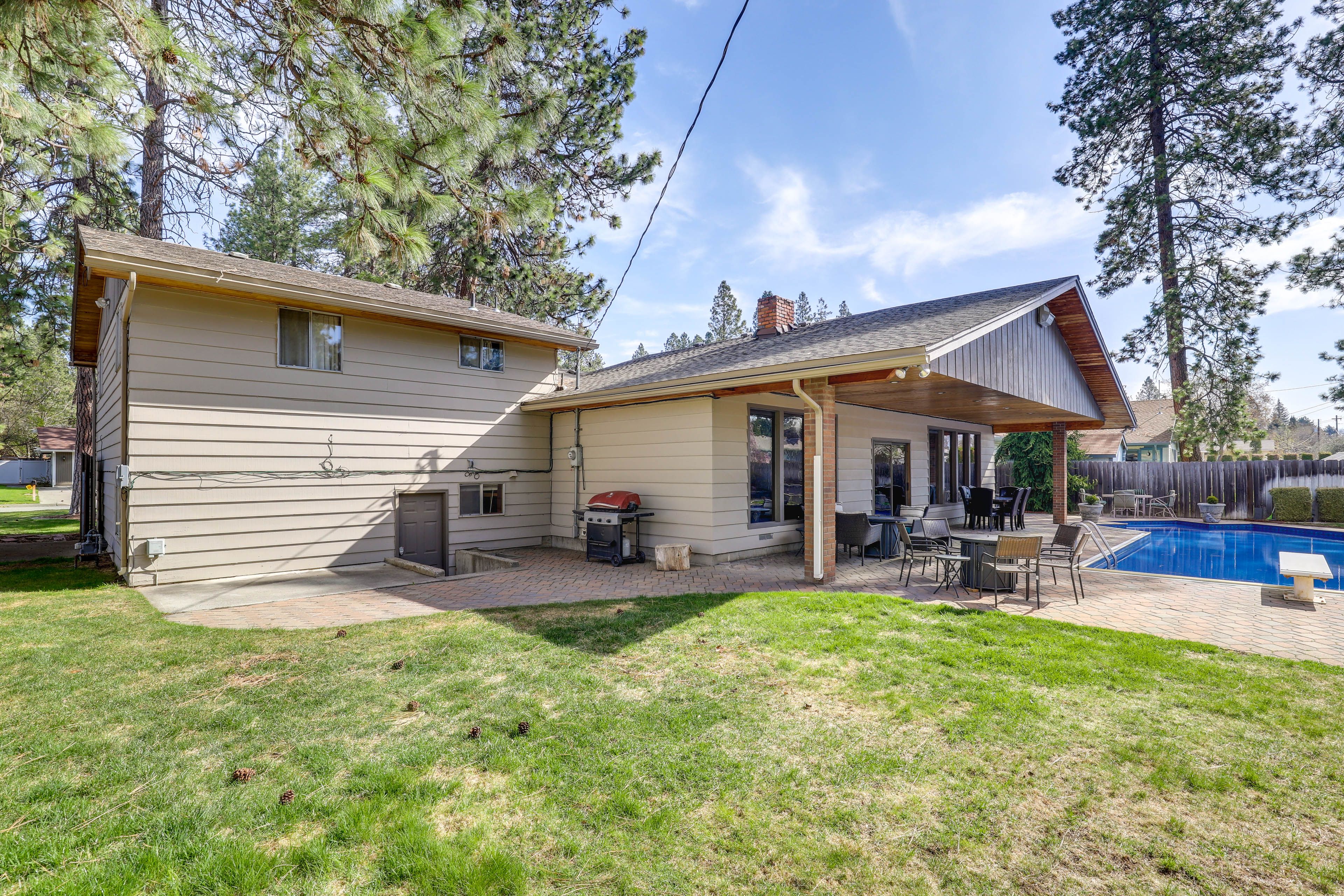 Apartment Exterior | Shared Outdoor Space | Patio | Dining Areas | Heated Pool
