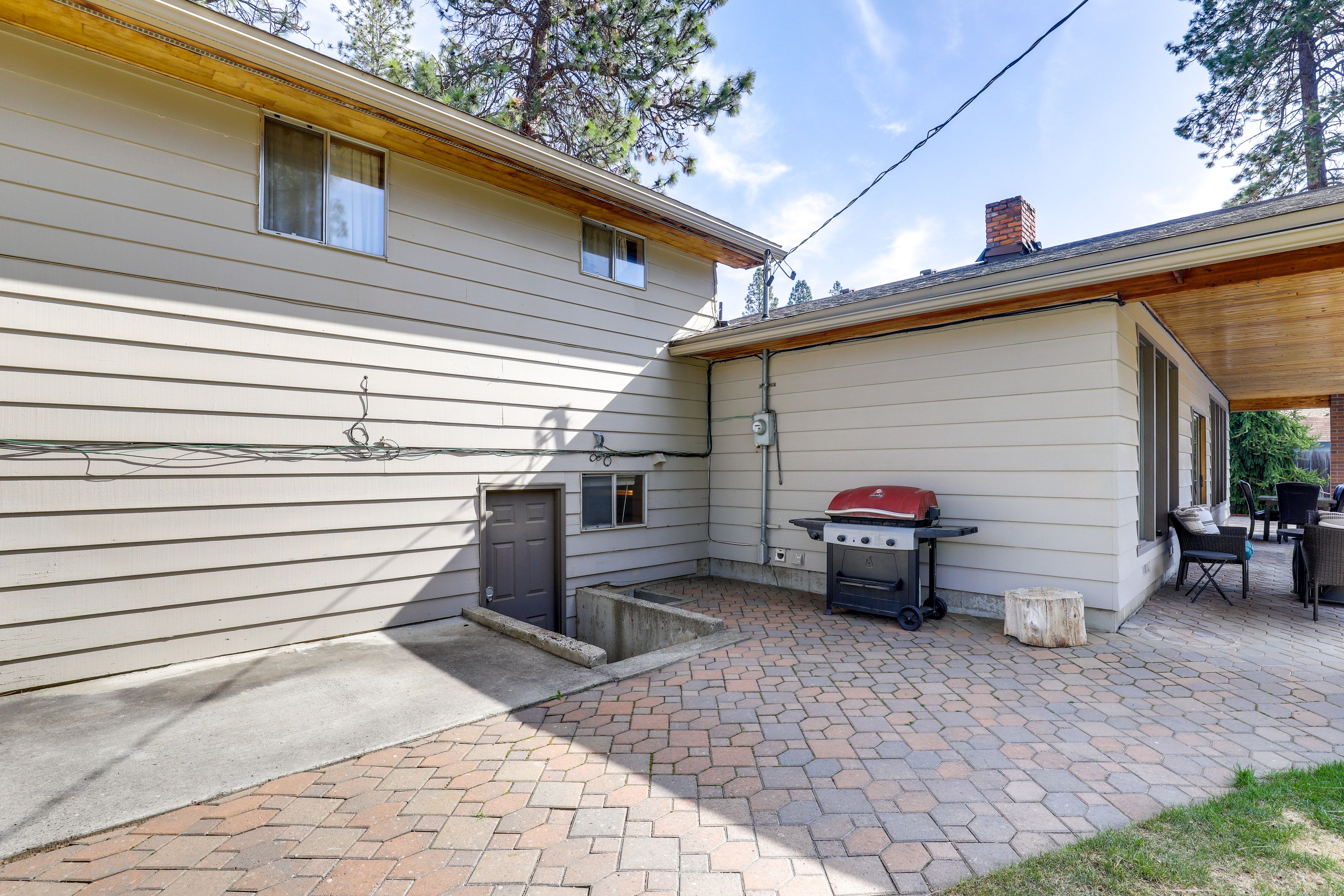 Apartment Exterior | Shared Gas Grill