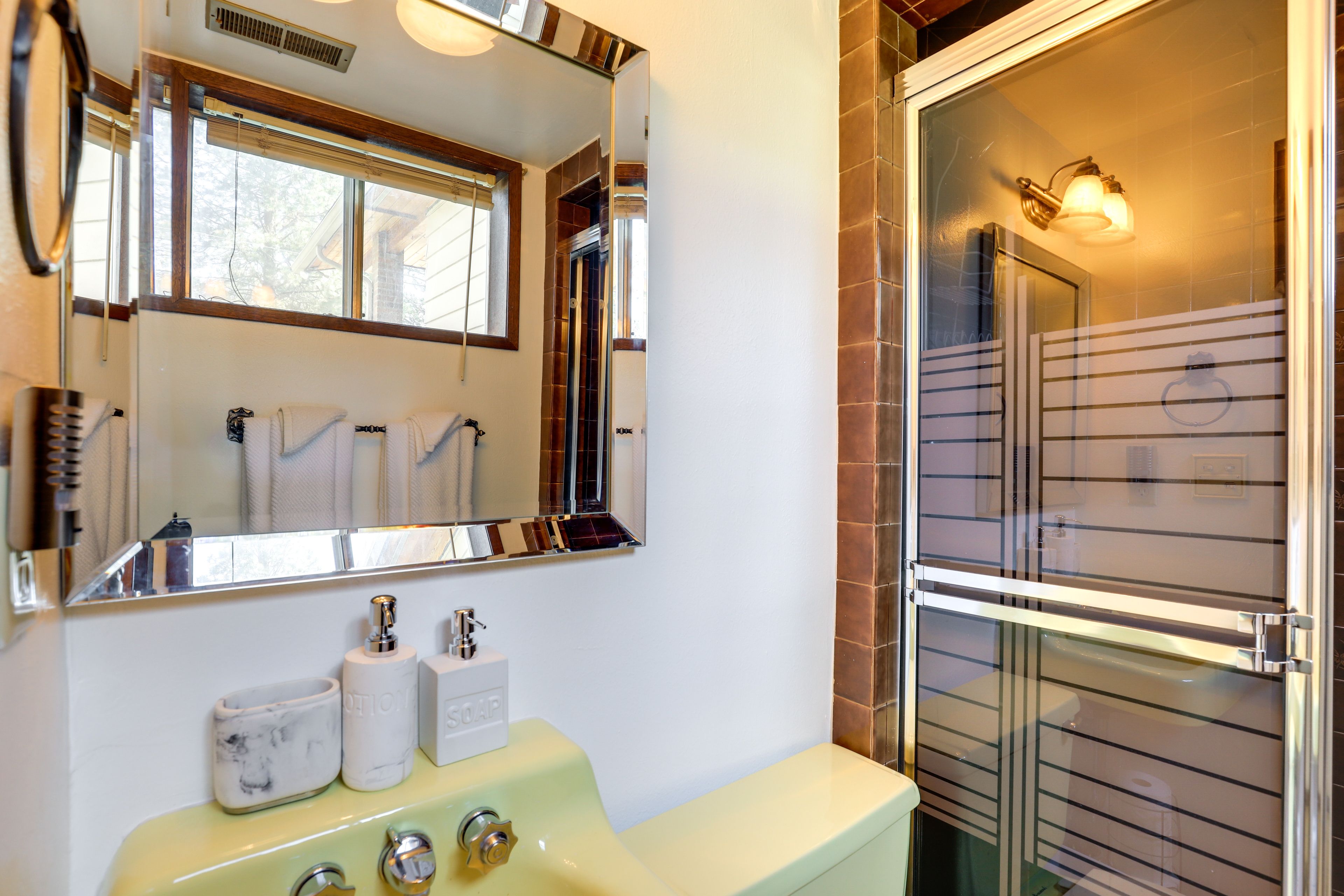 Full Bathroom | Complimentary Toiletries