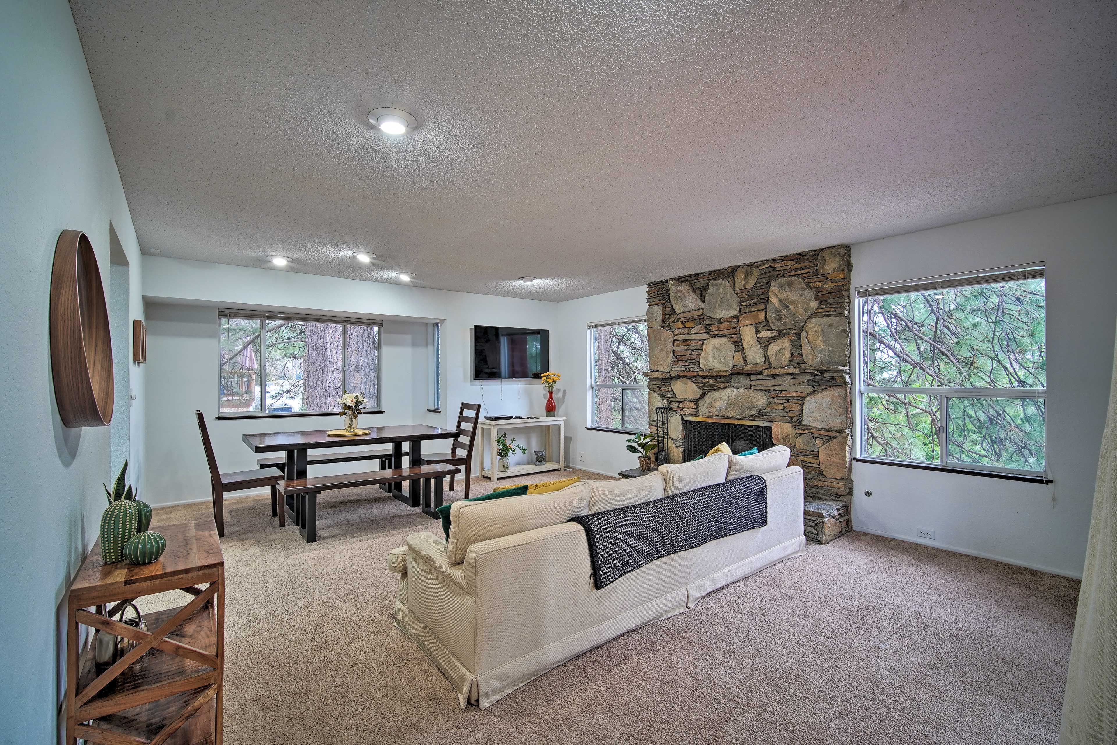 2nd Floor Living Room | Smart TV | Fireplace | Free WiFi