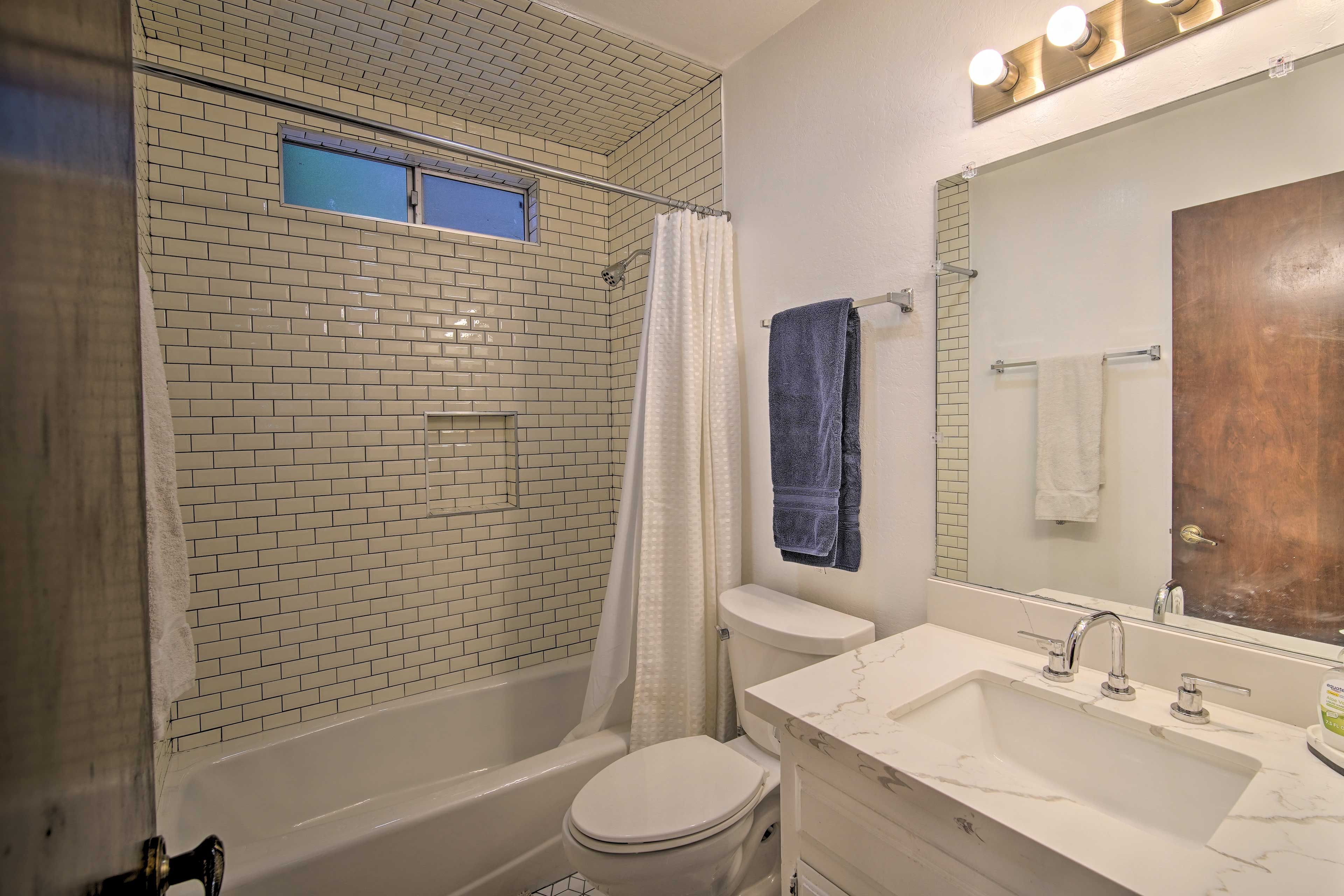 Full Bathroom | Towels Provided