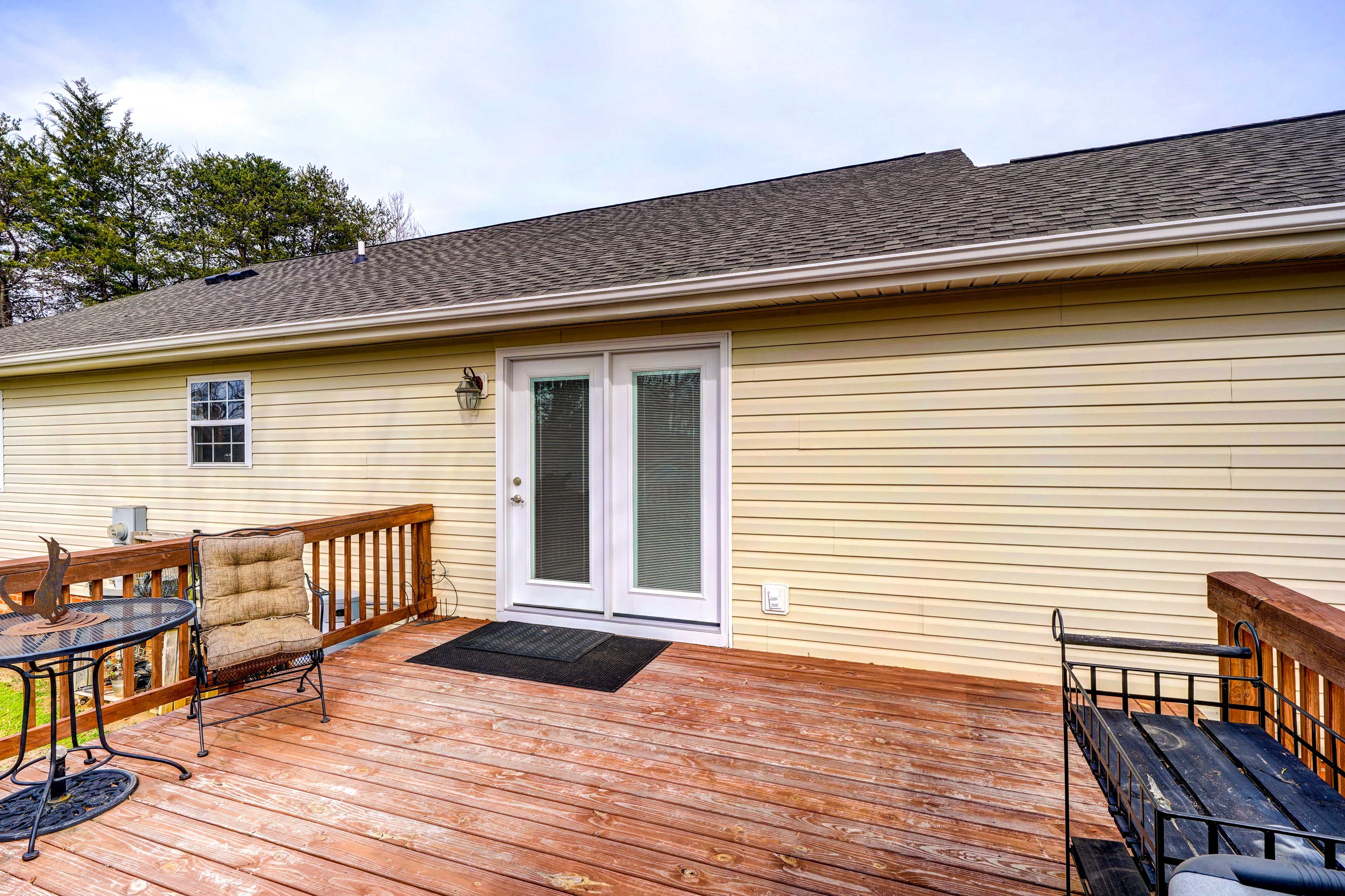 Deck | Gas Grill | Fire Pit | Dining Area