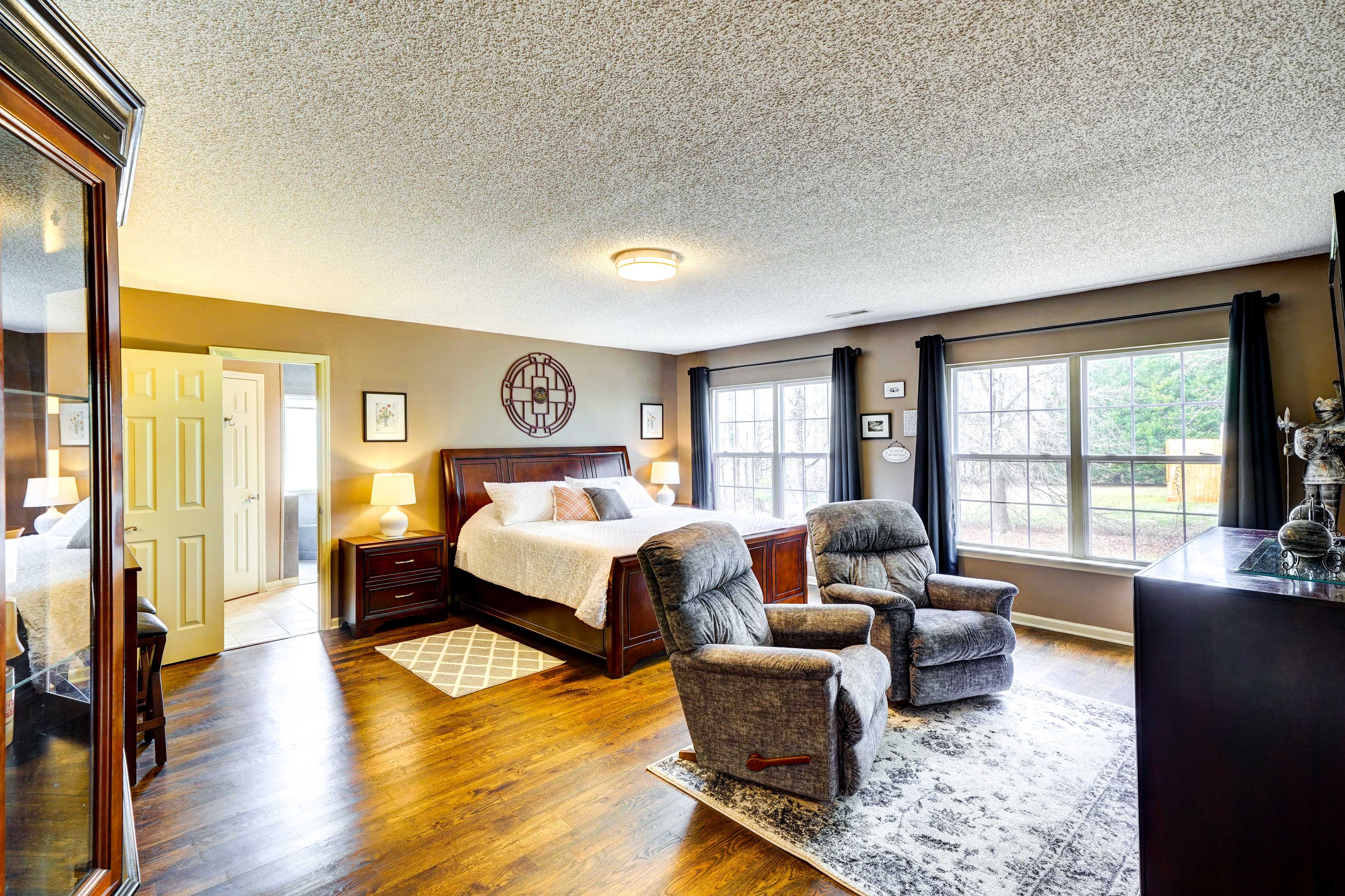 Bedroom 1 | King Bed | Linens & Towels | Full En-Suite Bathroom