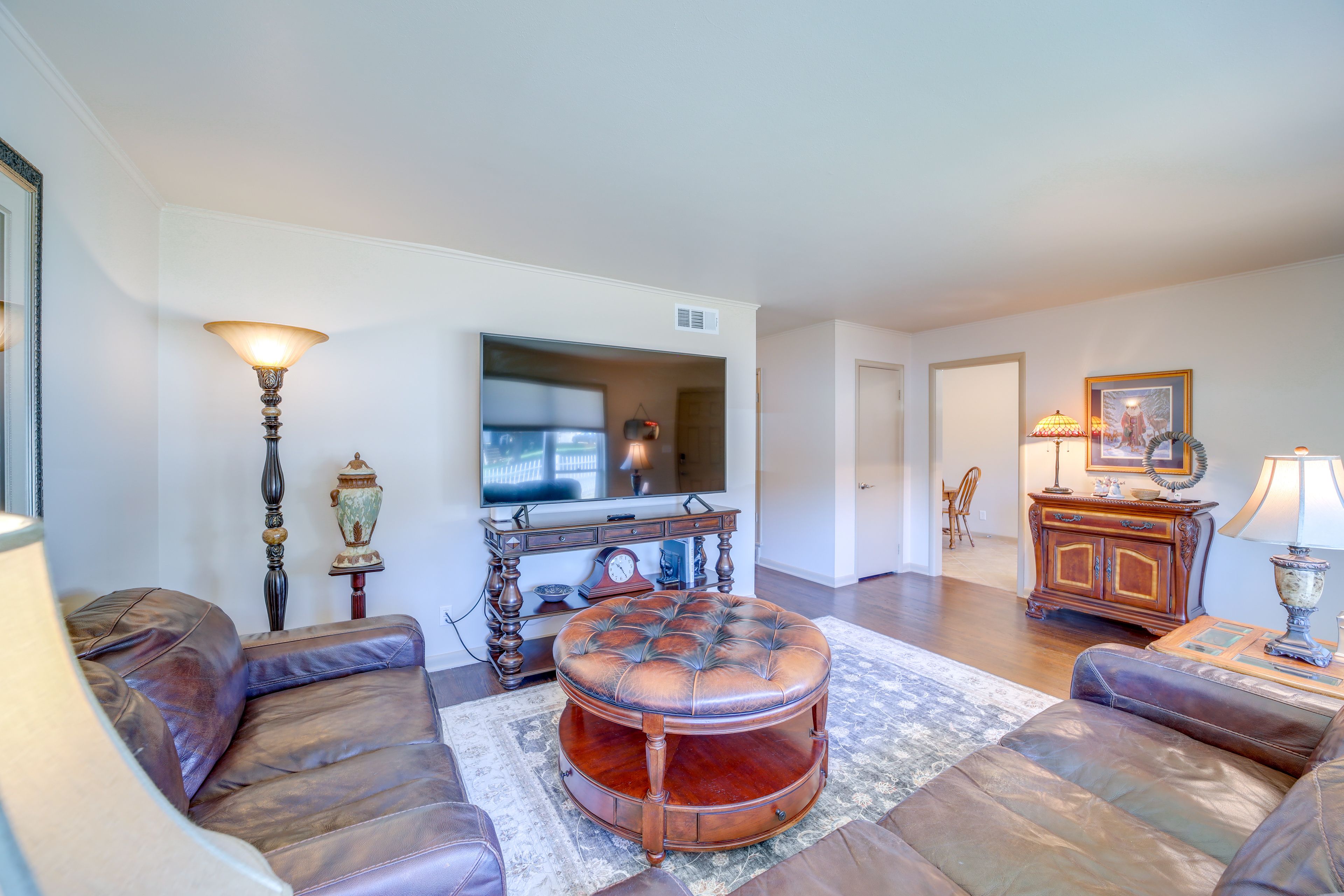 Living Area | Smart TV | Crib