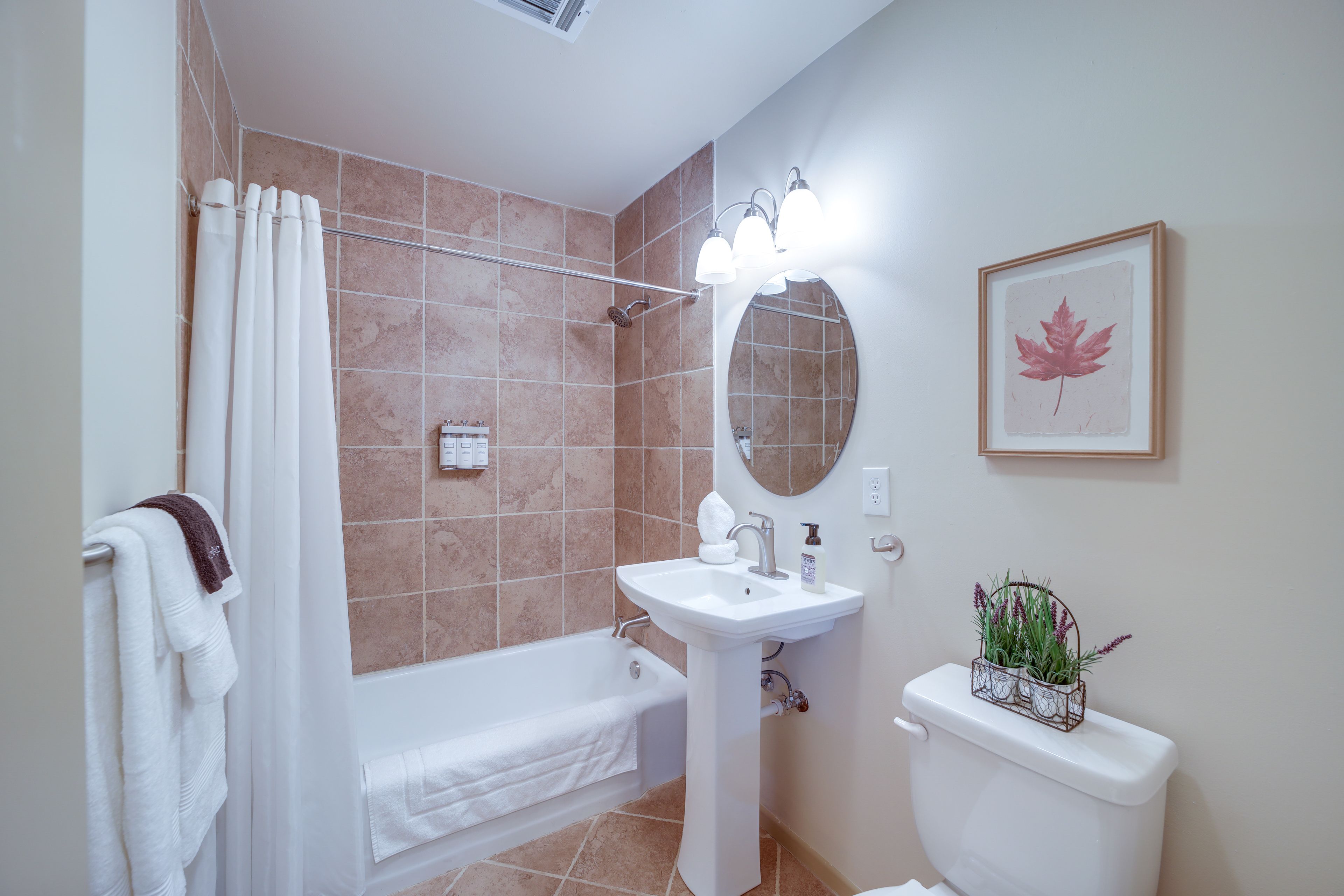 Full Bathroom | Towels Provided