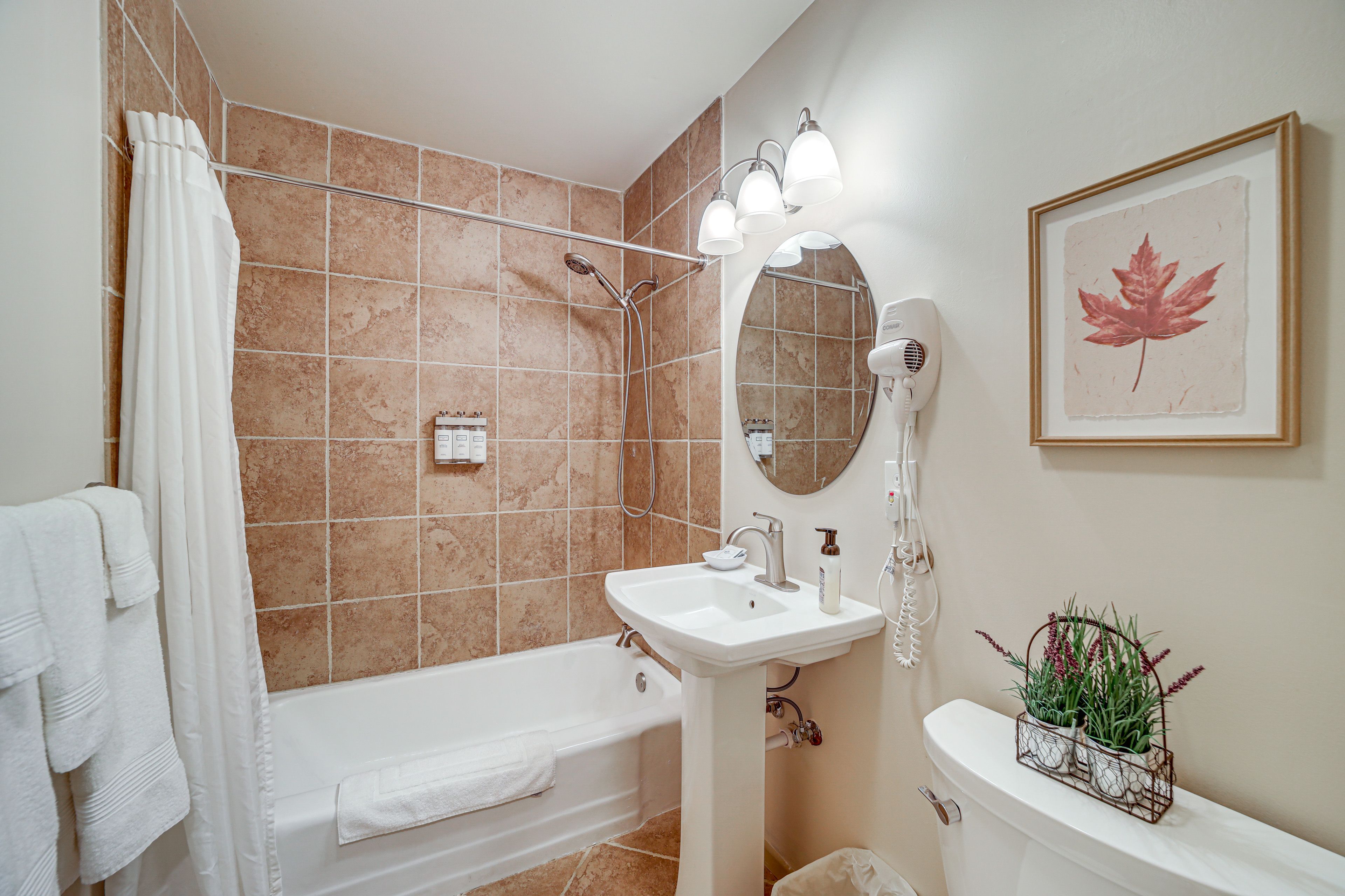 Full Bathroom | Towels Provided
