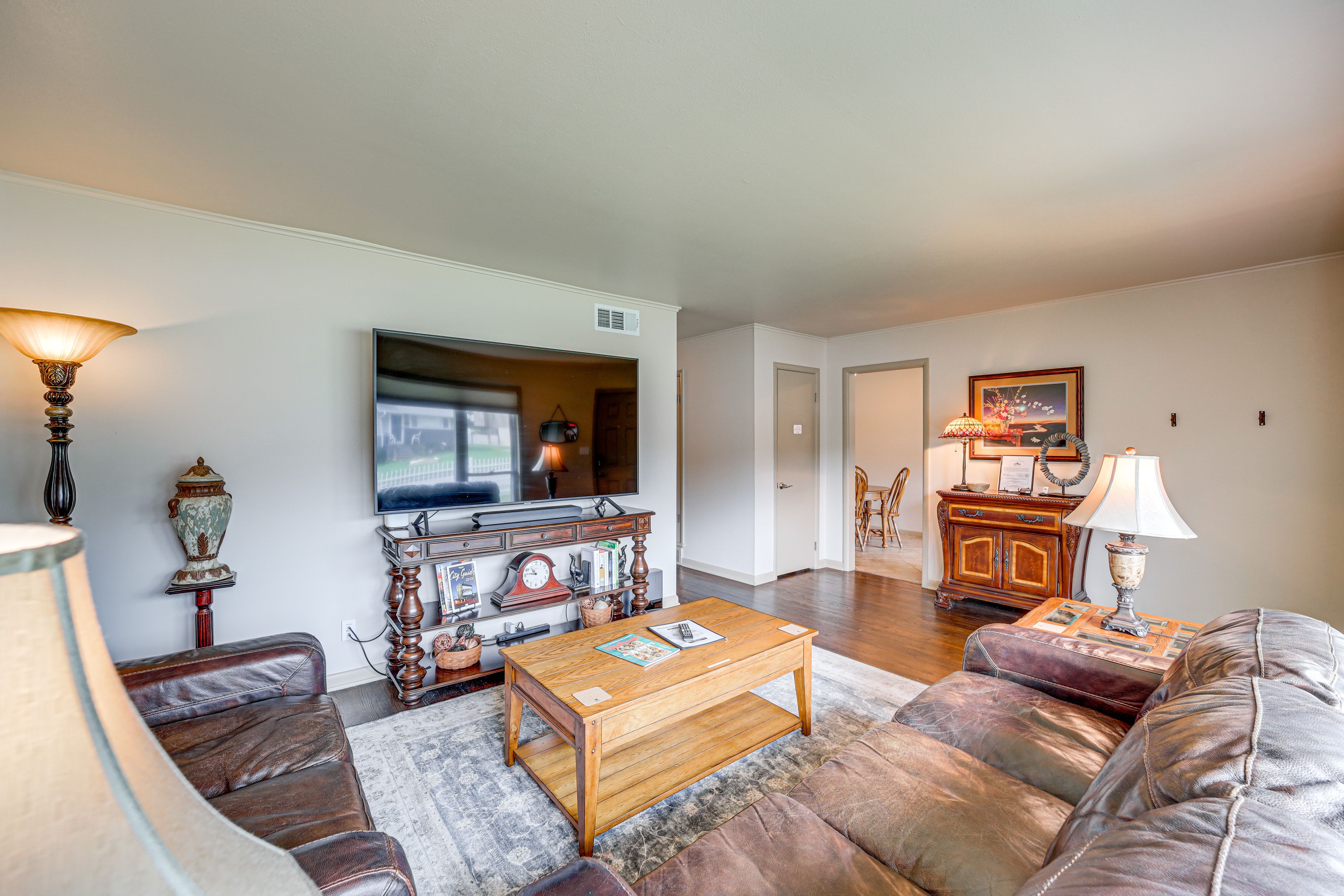Living Area | Smart TV | Crib