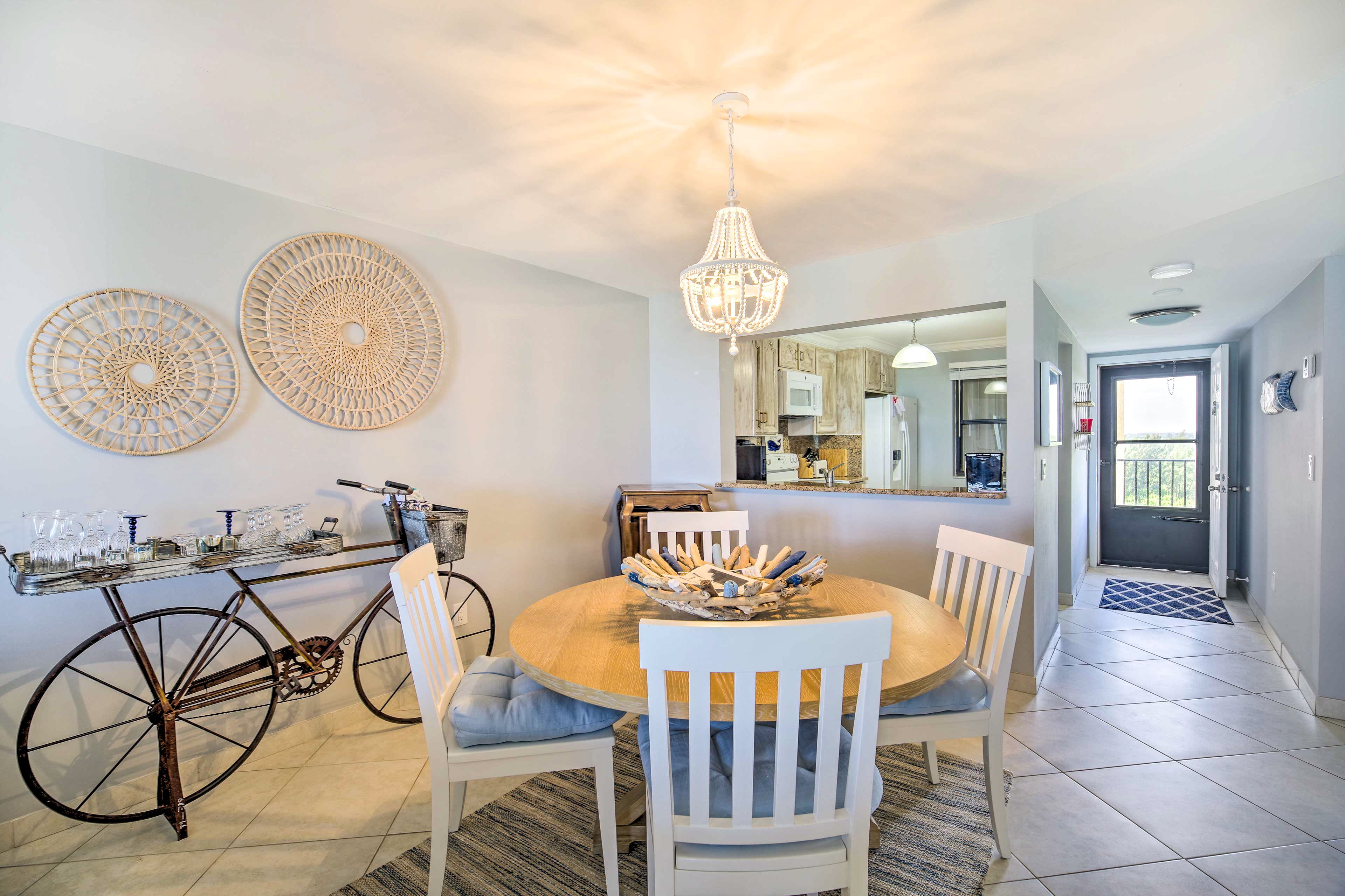 Dining Area | Dishware/Flatware Provided