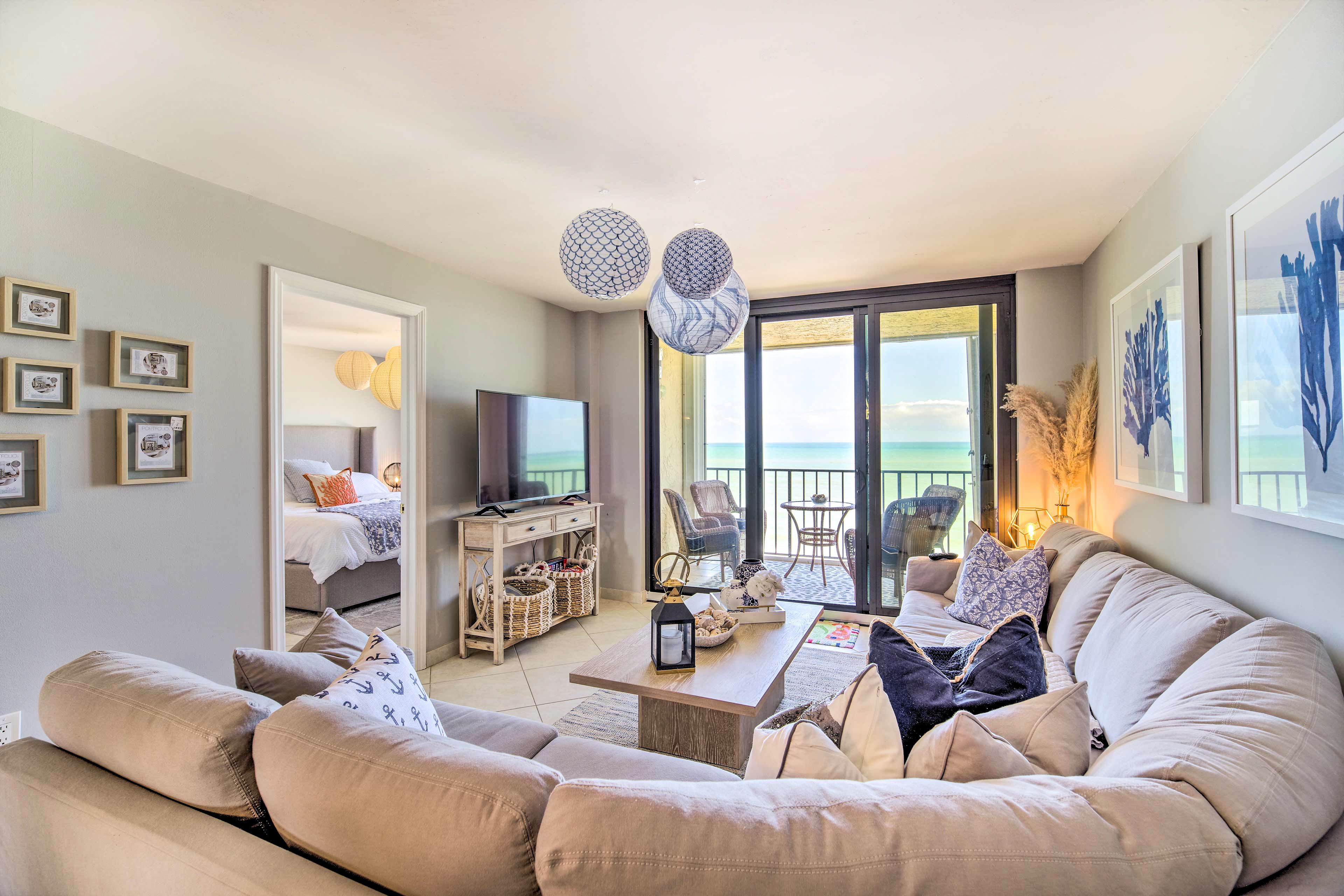 Living Room | Free WiFi | Central A/C | Smart TV