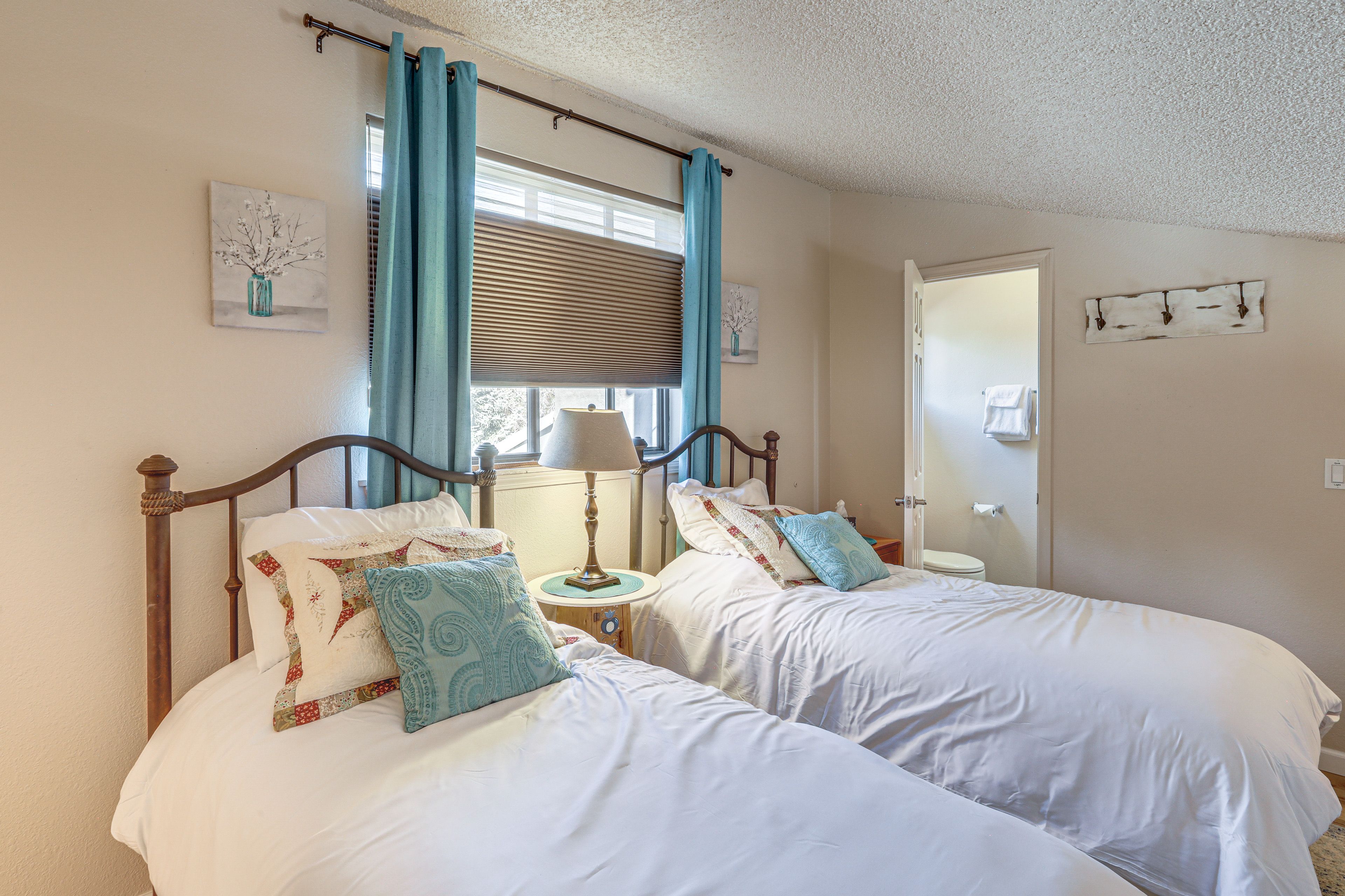 Bedroom 2 | 2 Twin Beds | Loft