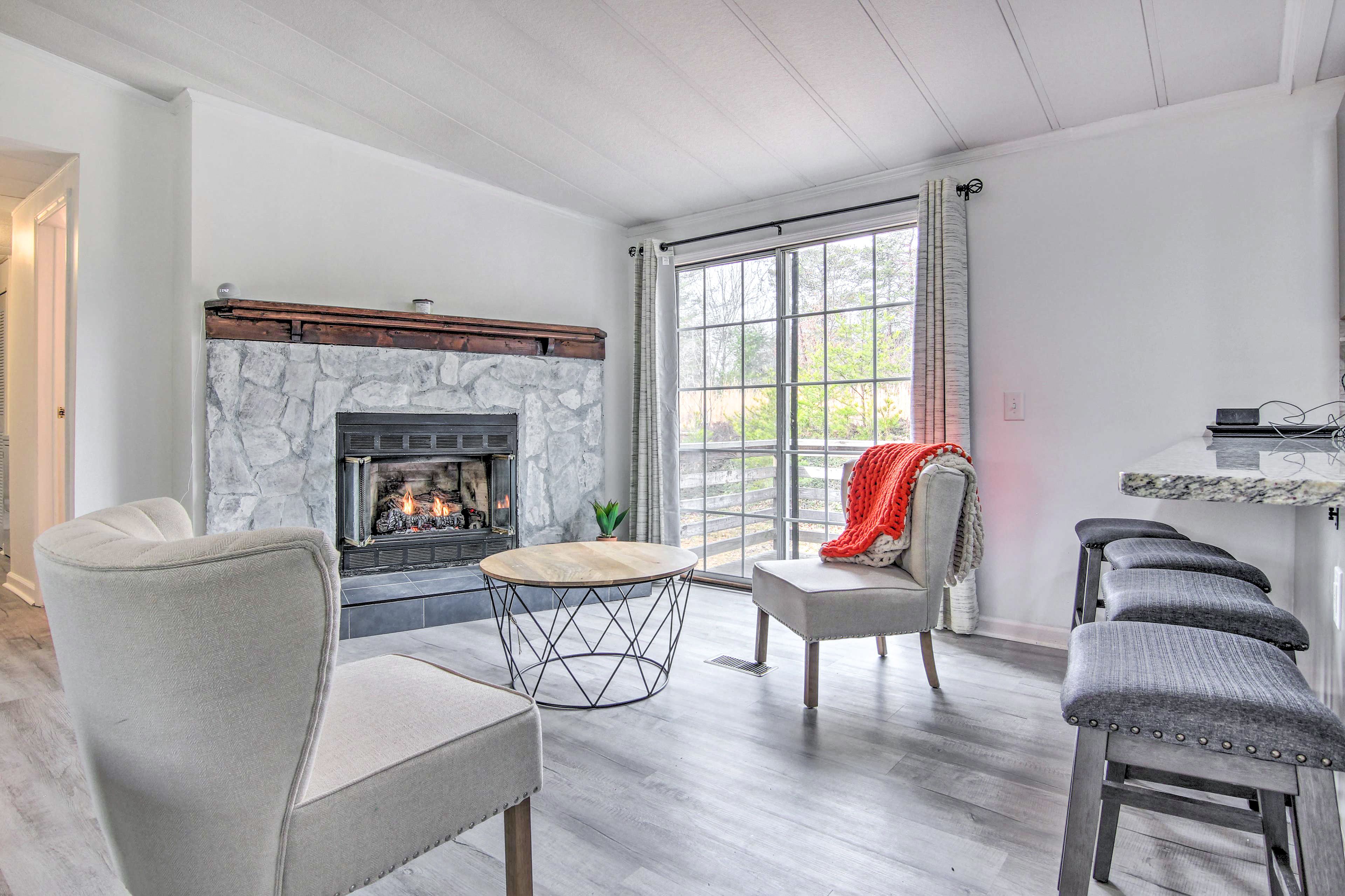 Additional Seating Area | Gas Fireplace | Ceiling Fans