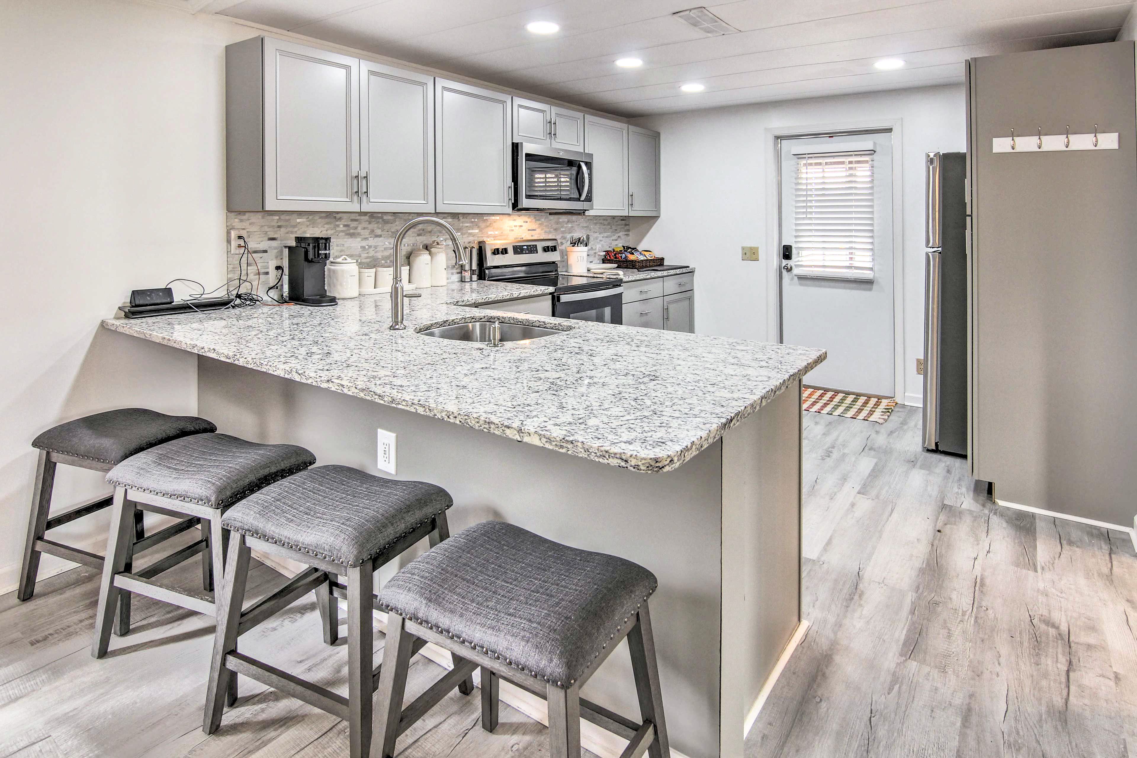 Kitchen | Breakfast Bar | Stainless Steel Appliances w/ Dishwasher | Free WiFi