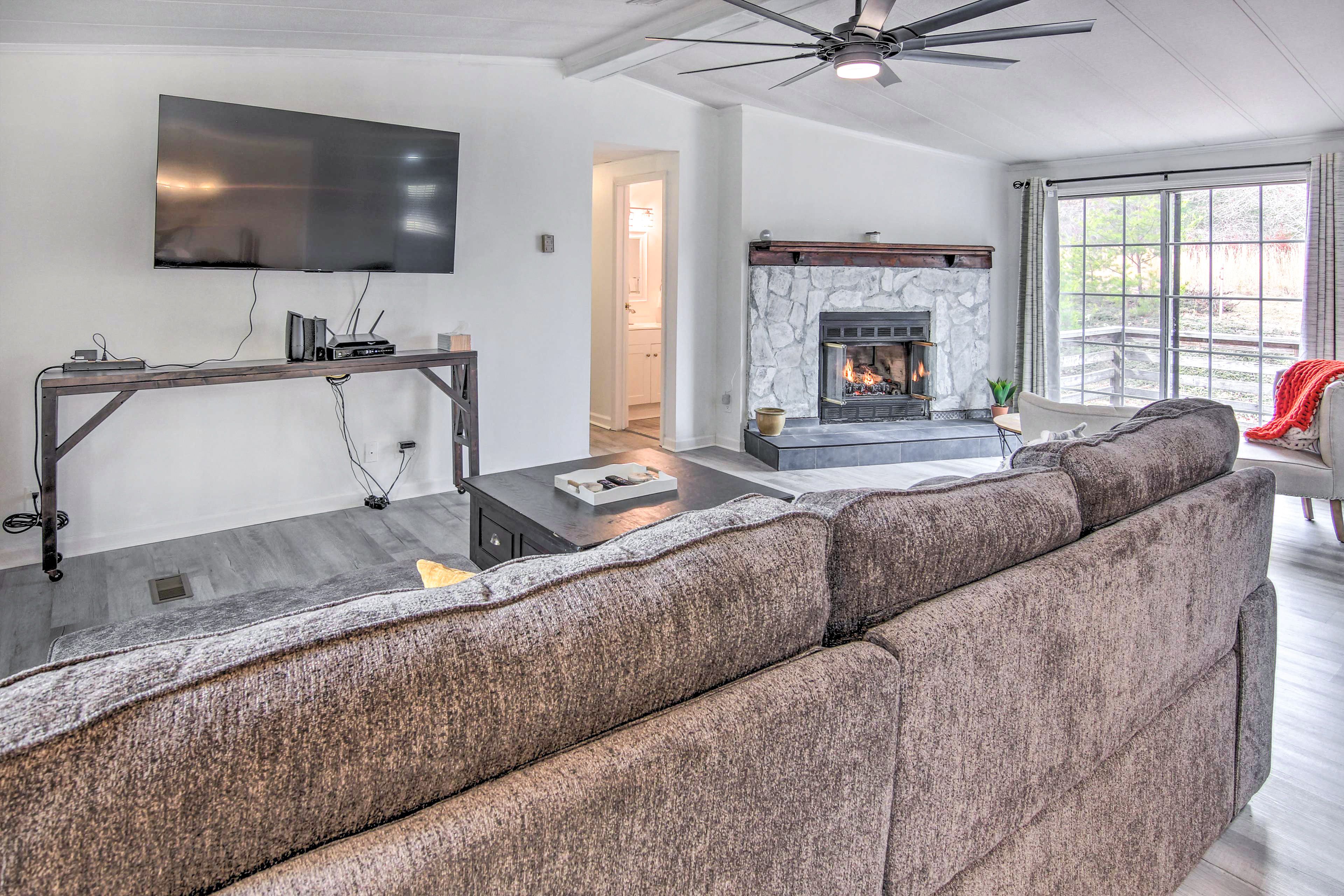 Living Room | Queen Sleeper Sofa | Smart TV | Central Heating & Air Conditioning