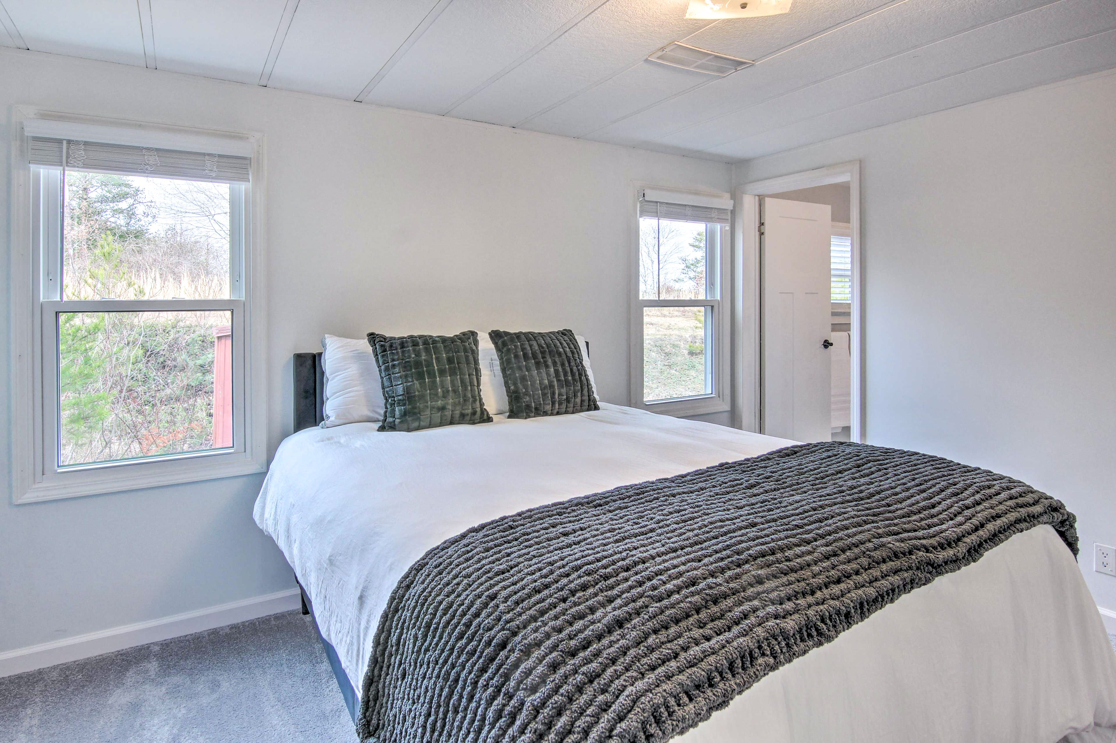 Bedroom 1 | Queen Bed | Smart TV | Linens Provided | En-Suite Bathroom