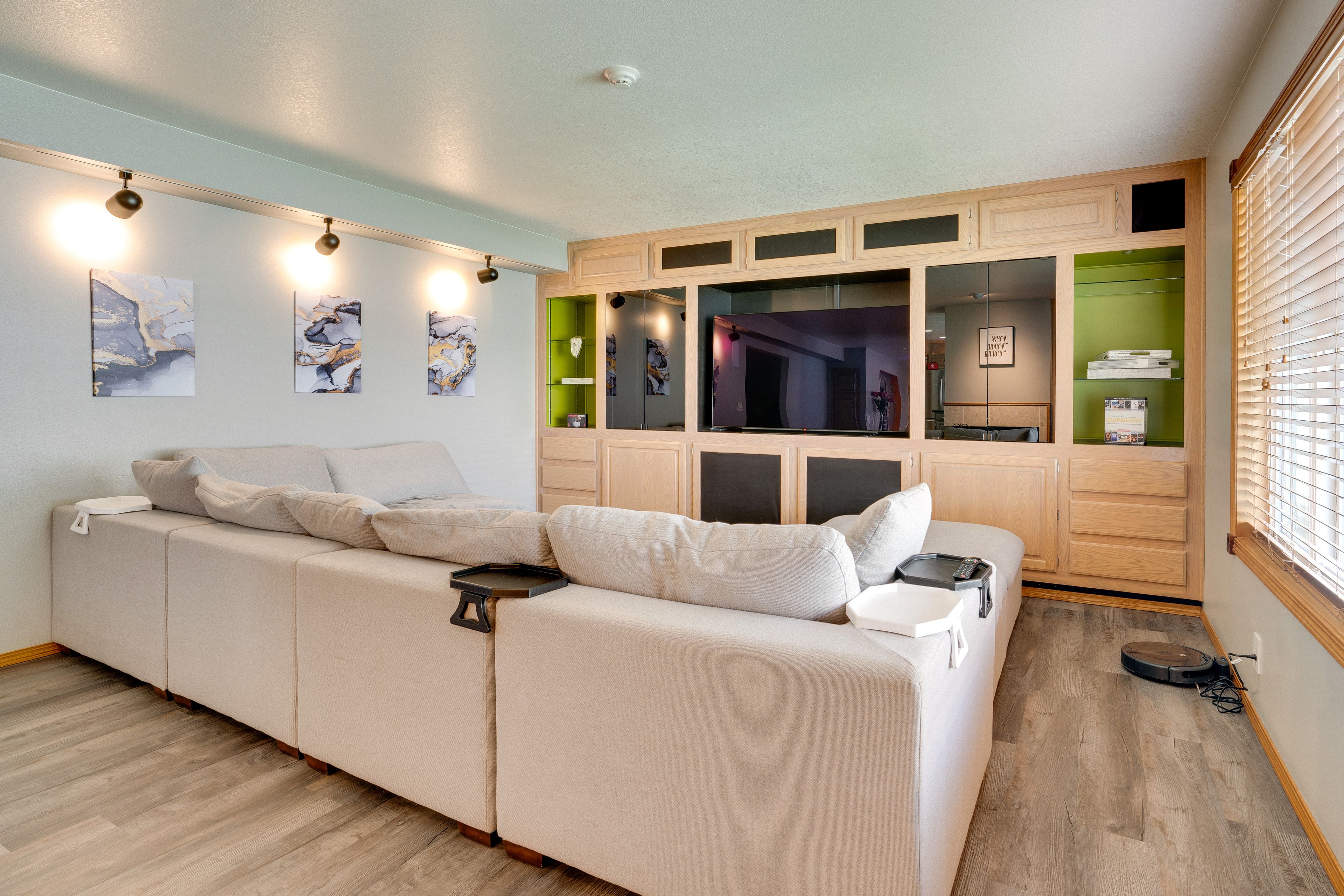 Living Room | Smart TV | Wood-Burning Fireplace (Wood Provided) | Board Games