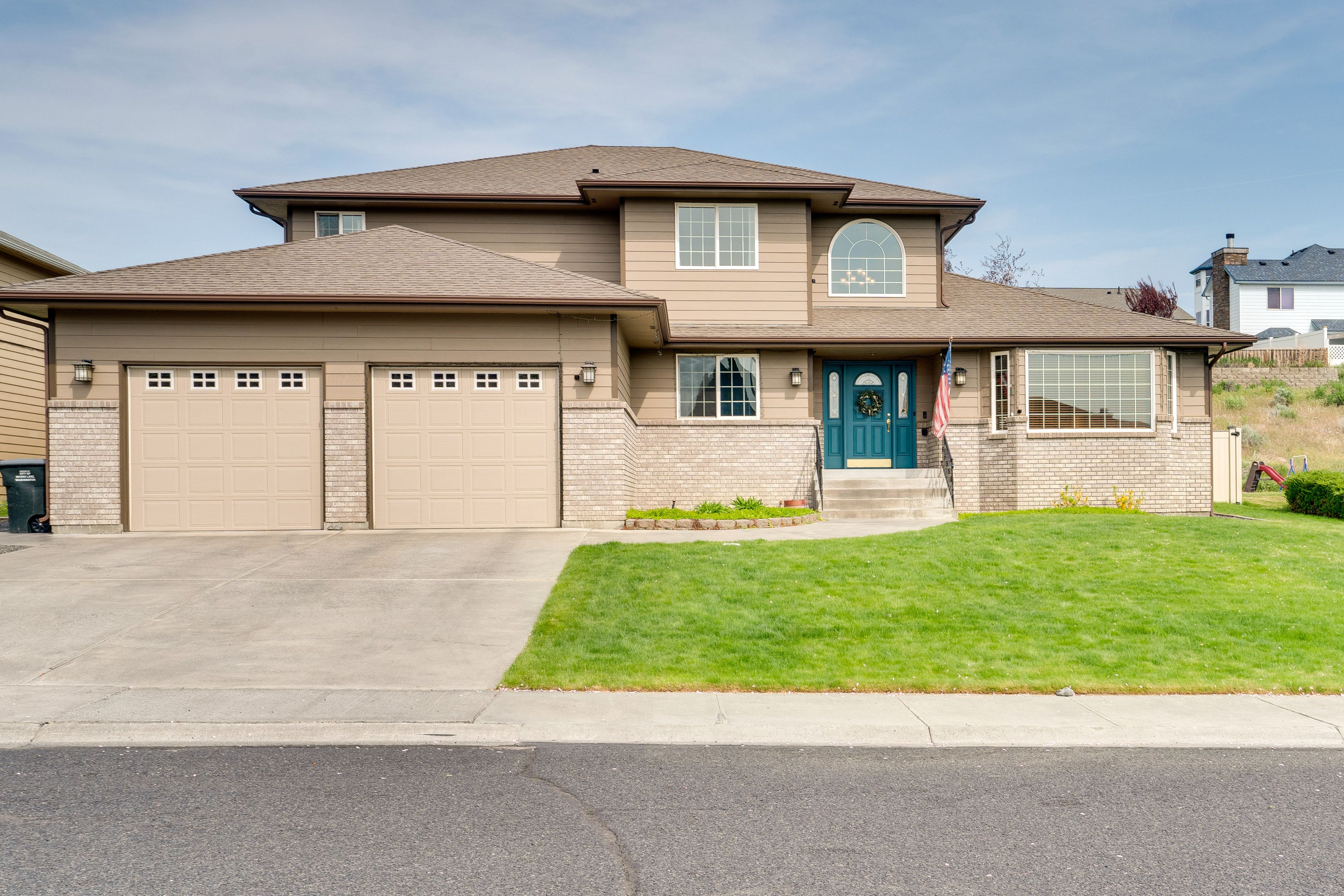 Parking | Driveway (4 Vehicles) | RV/Trailer Parking | Free Street Parking