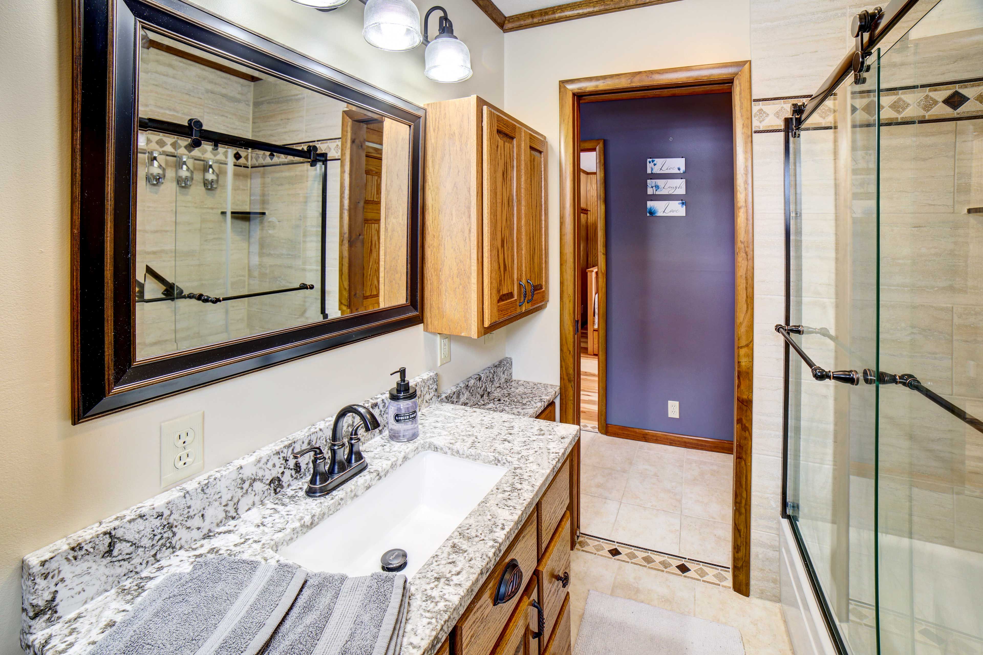 Full Bathroom | Complimentary Toiletries
