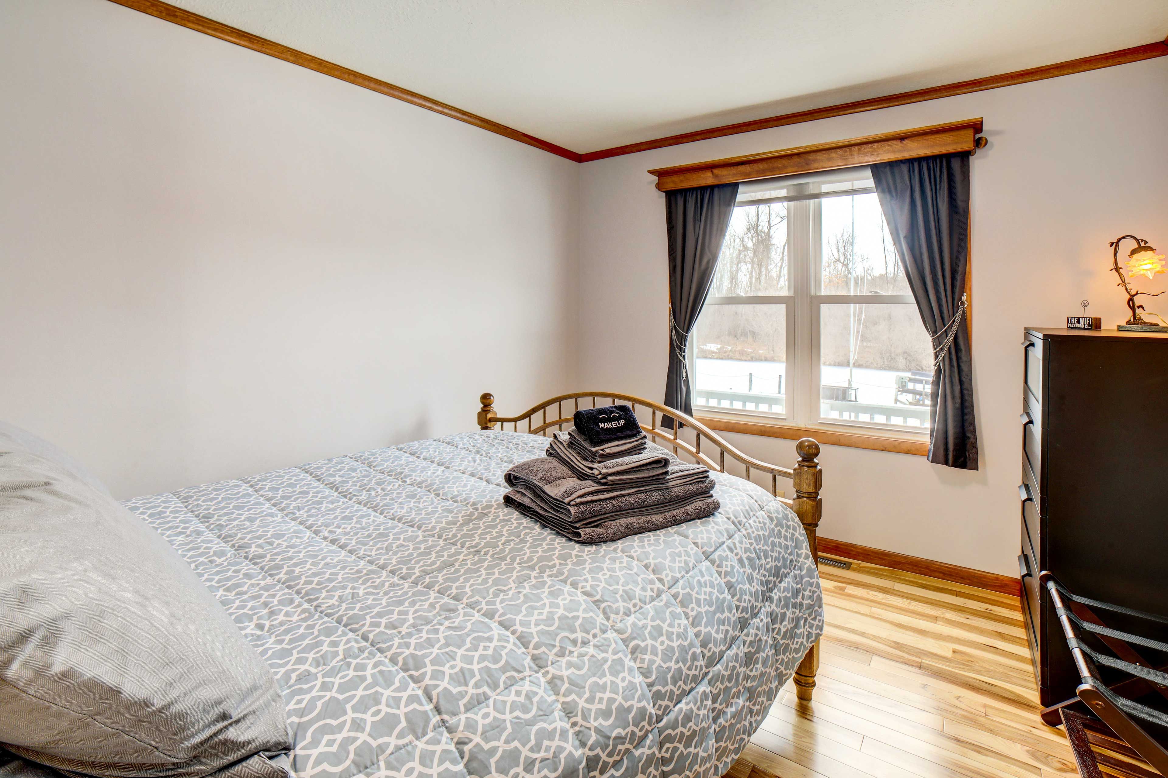 Bedroom 2 | Queen Bed