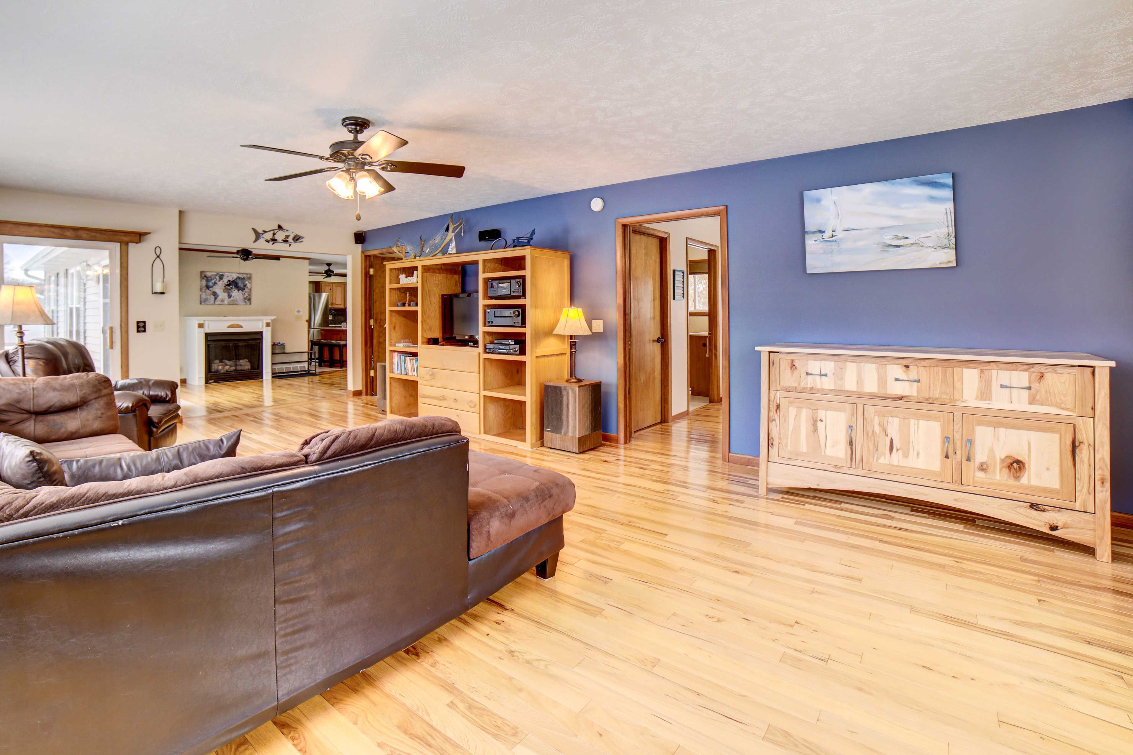Living Room | Queen Cabinet Murphy Bed | Central A/C | Smart TV