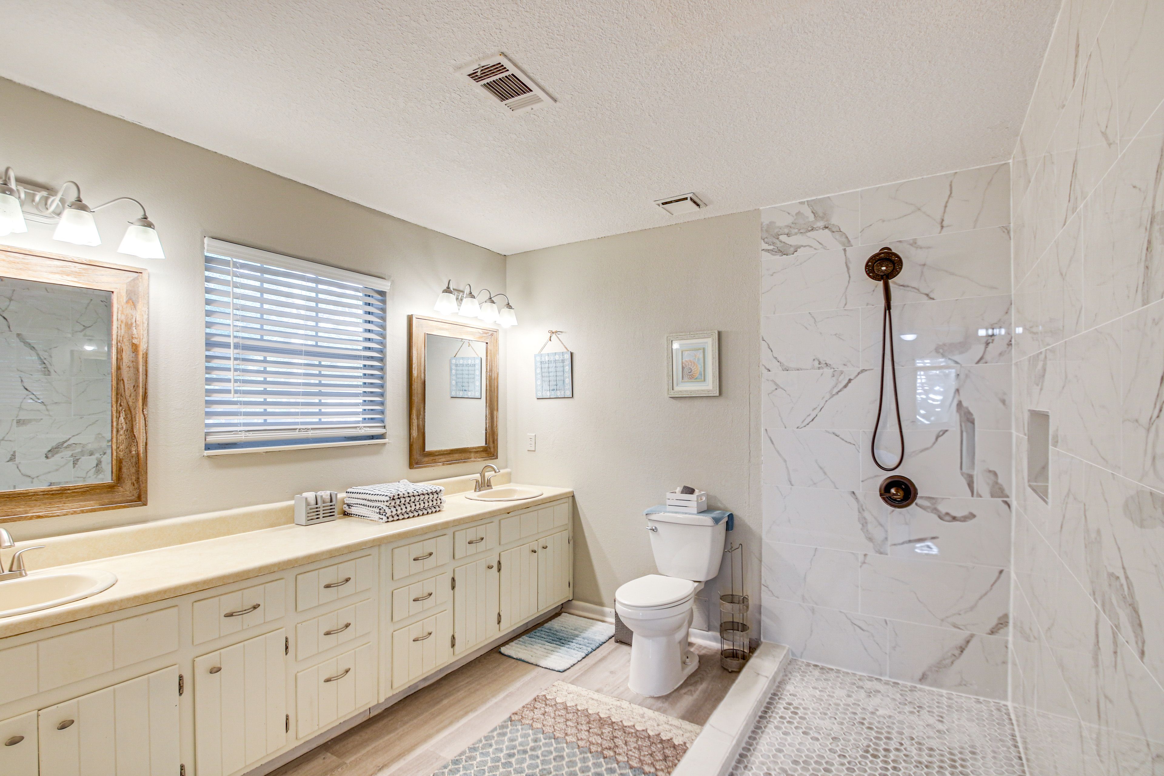 Full Bathroom | Towels Provided | 1st Floor