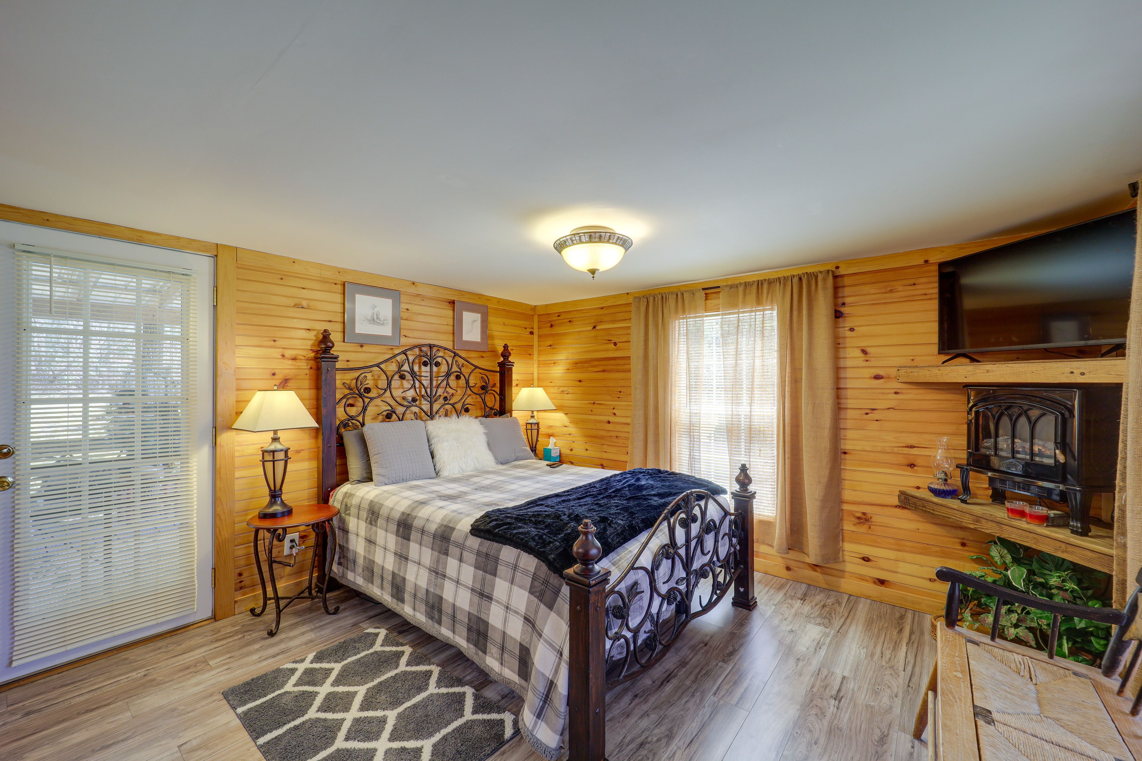 Bedroom 1 | King Bed | En-Suite Bathroom