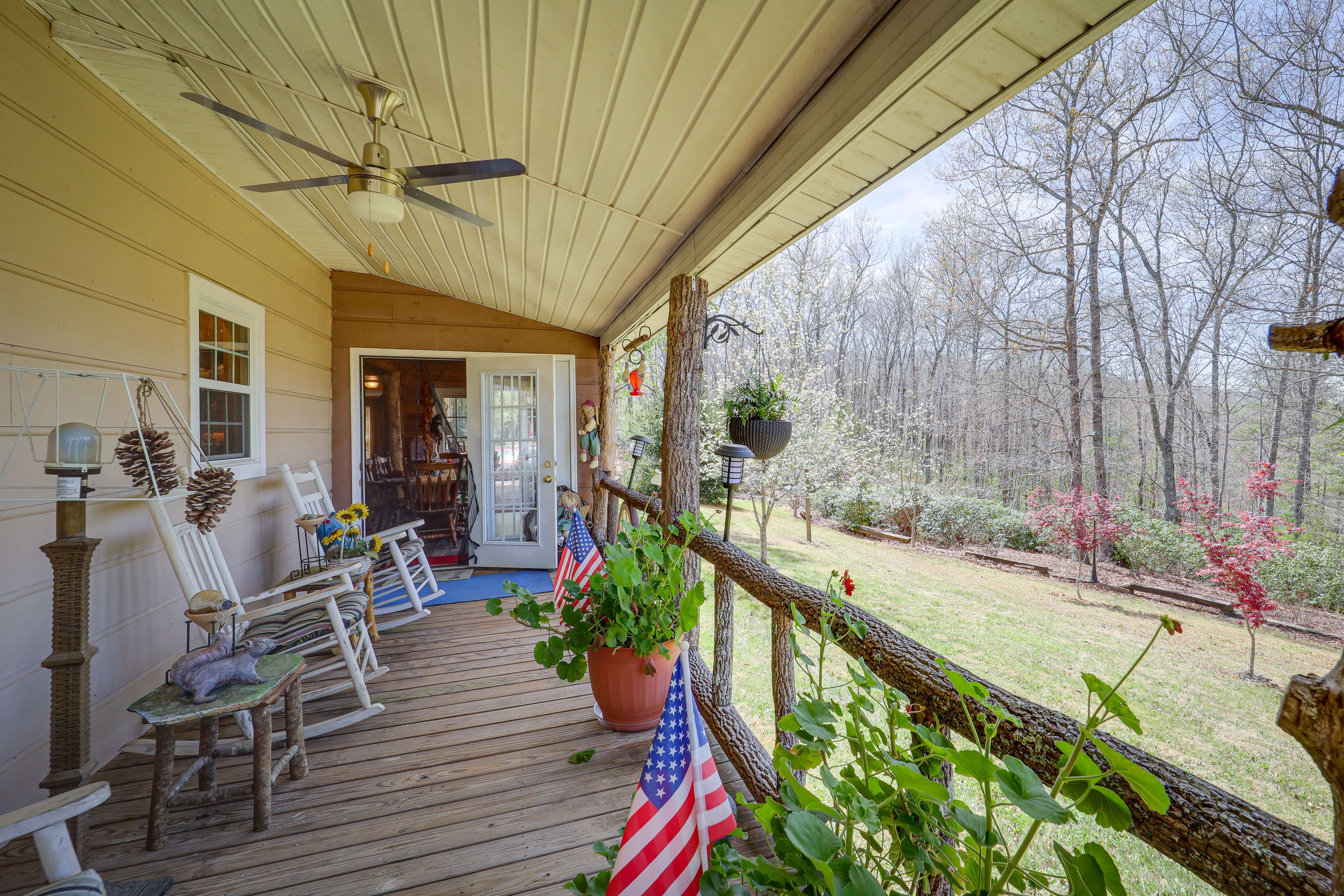 Burnsville Vacation Rental | 2BR | 2BA | 2,300 Sq Ft | Stairs Required