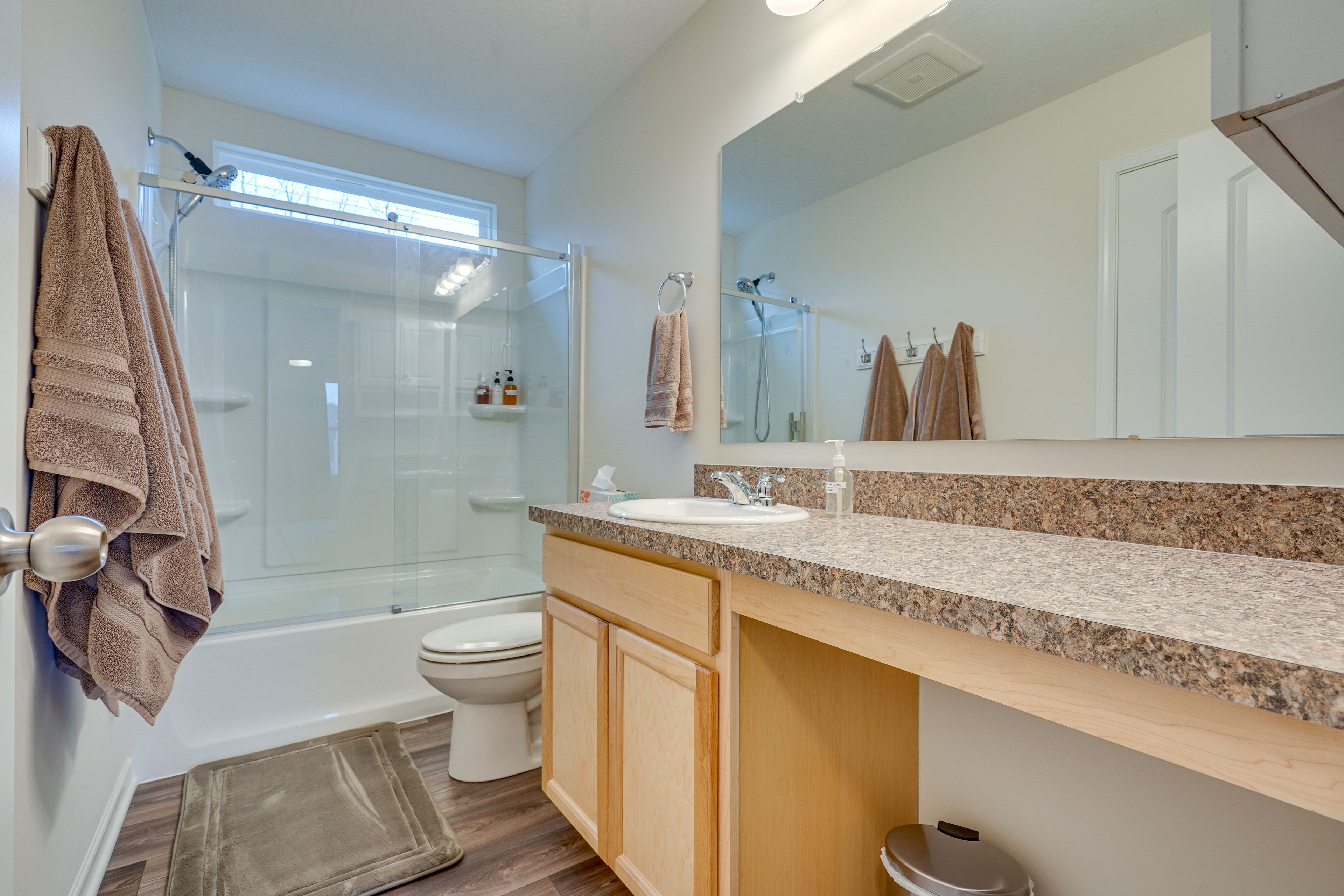 Full Bathroom | 2nd Floor | Towels Provided
