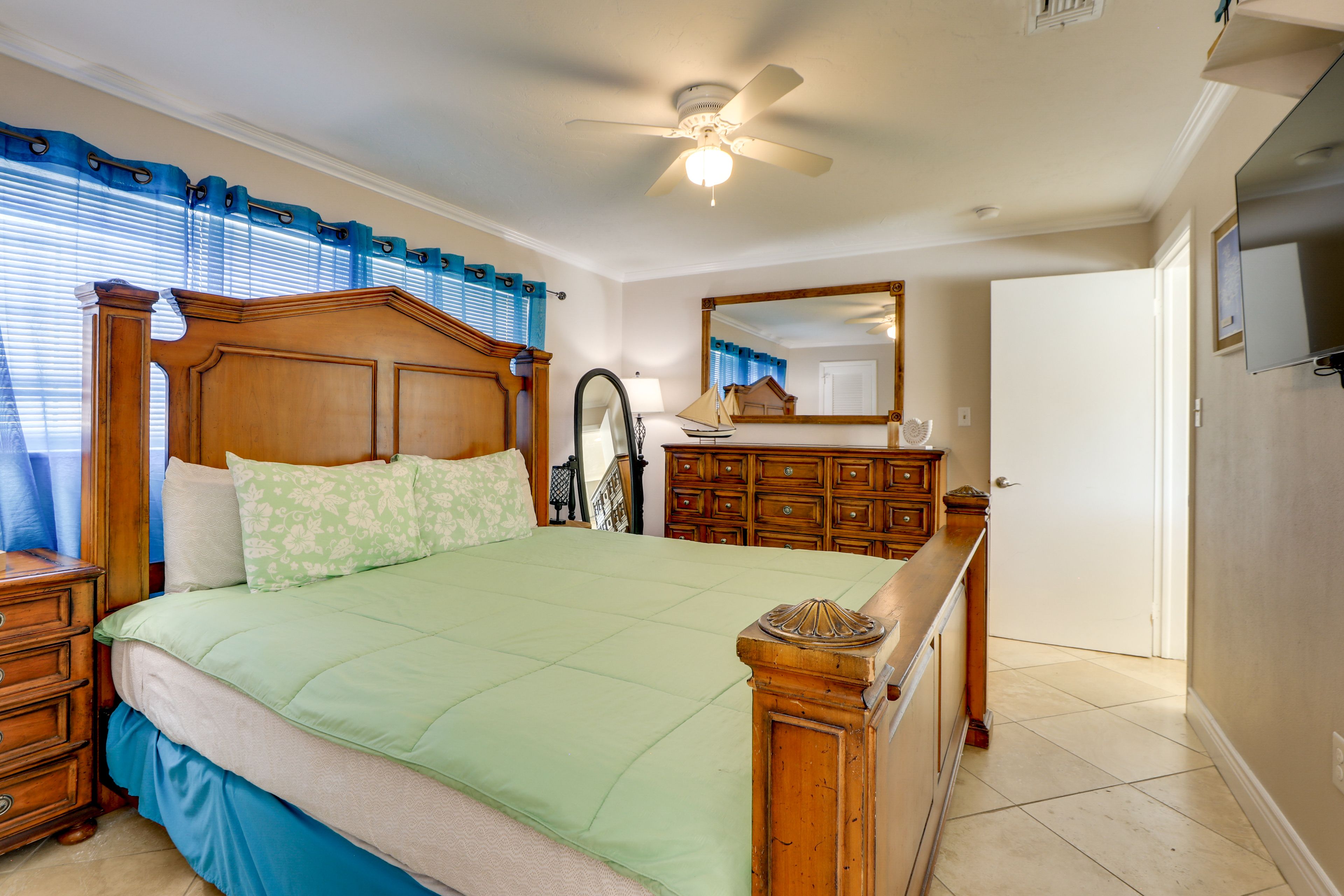 Bedroom Suite | King Bed