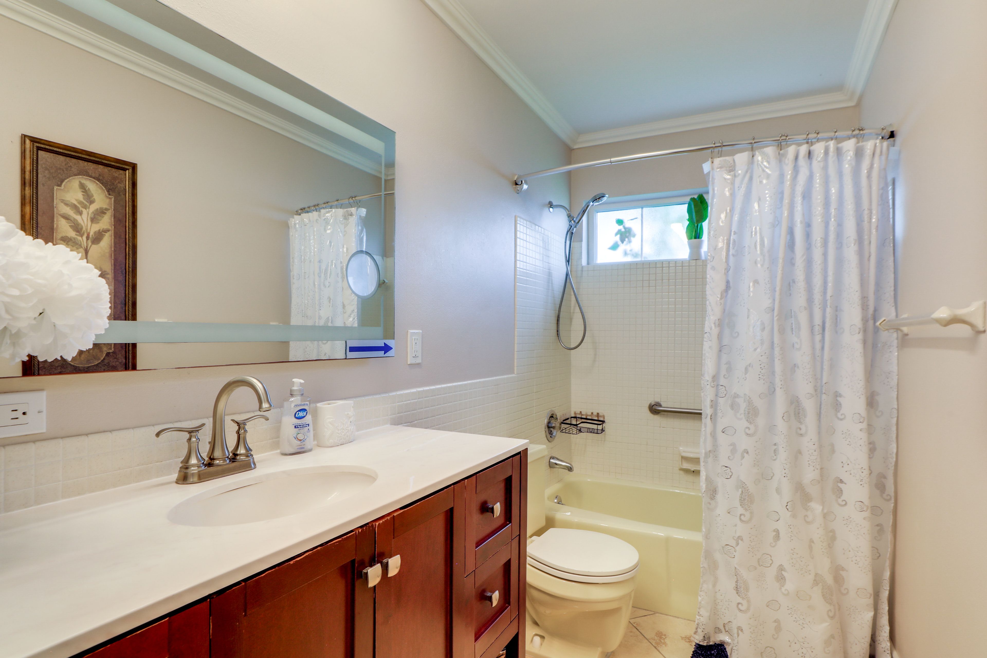 Full Bathroom | Towels Provided
