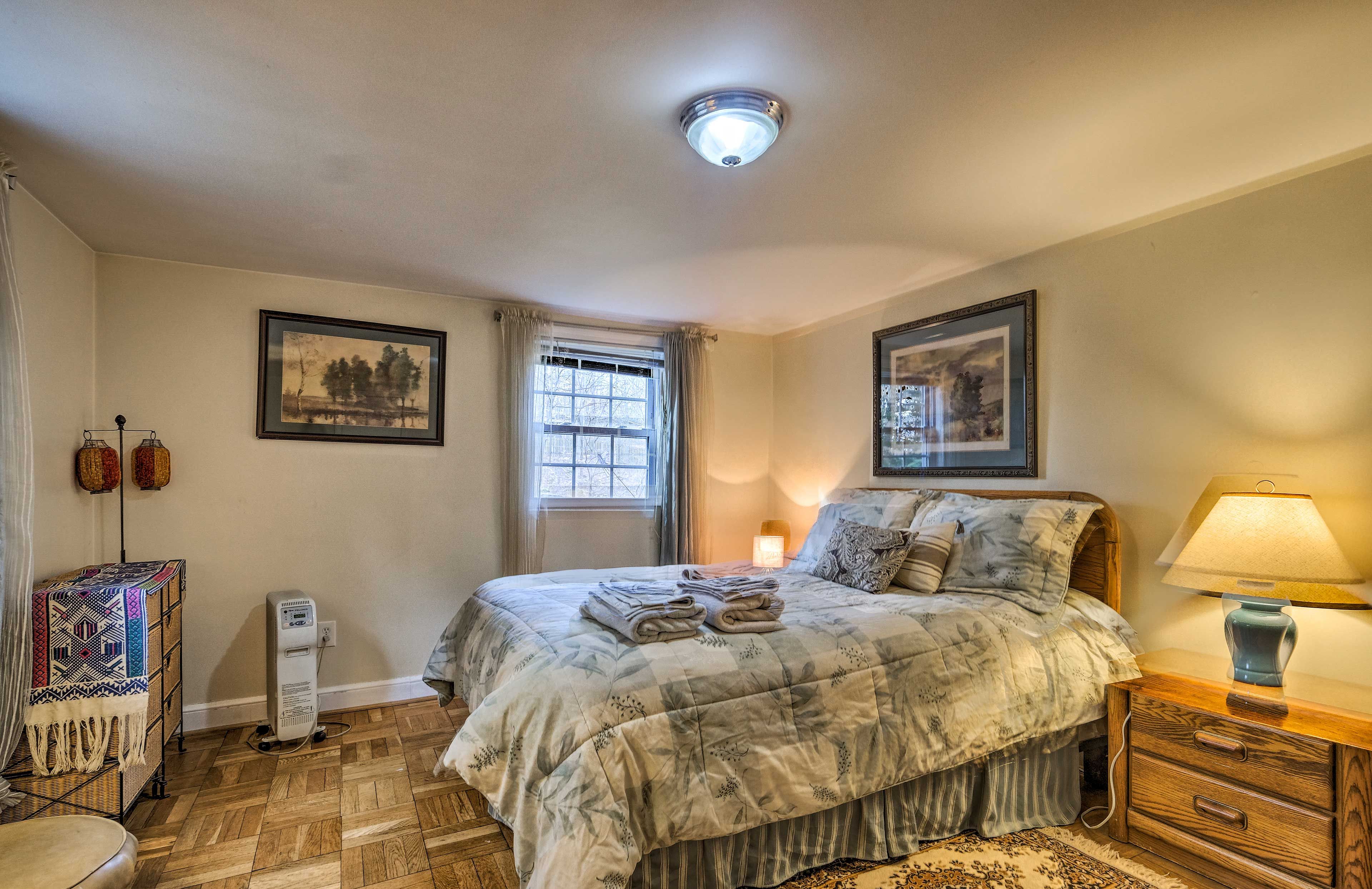 Bedroom | Queen Bed | Linens Provided