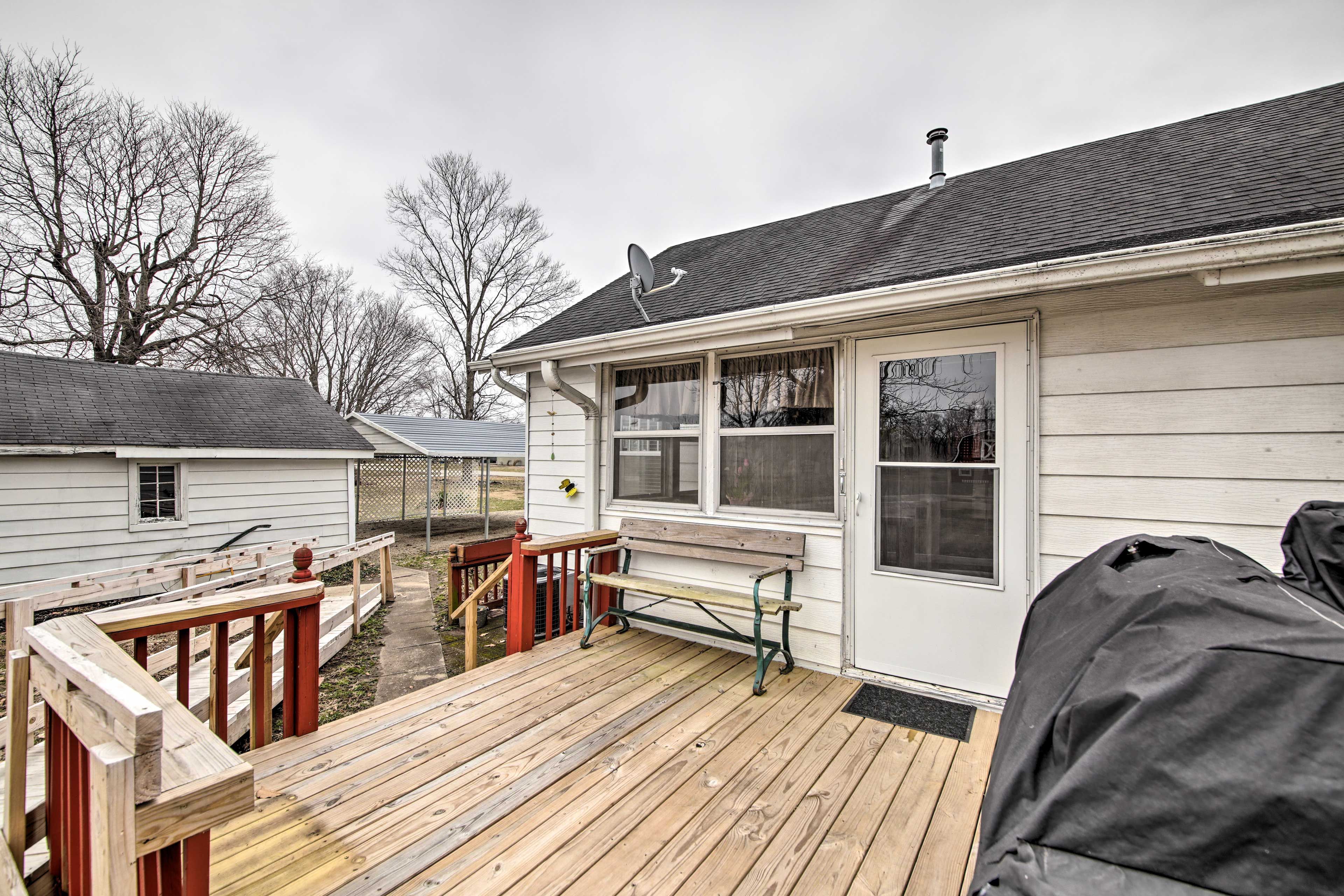 Deck | Charcoal Grill | Gas Grill | Access Via Ramp