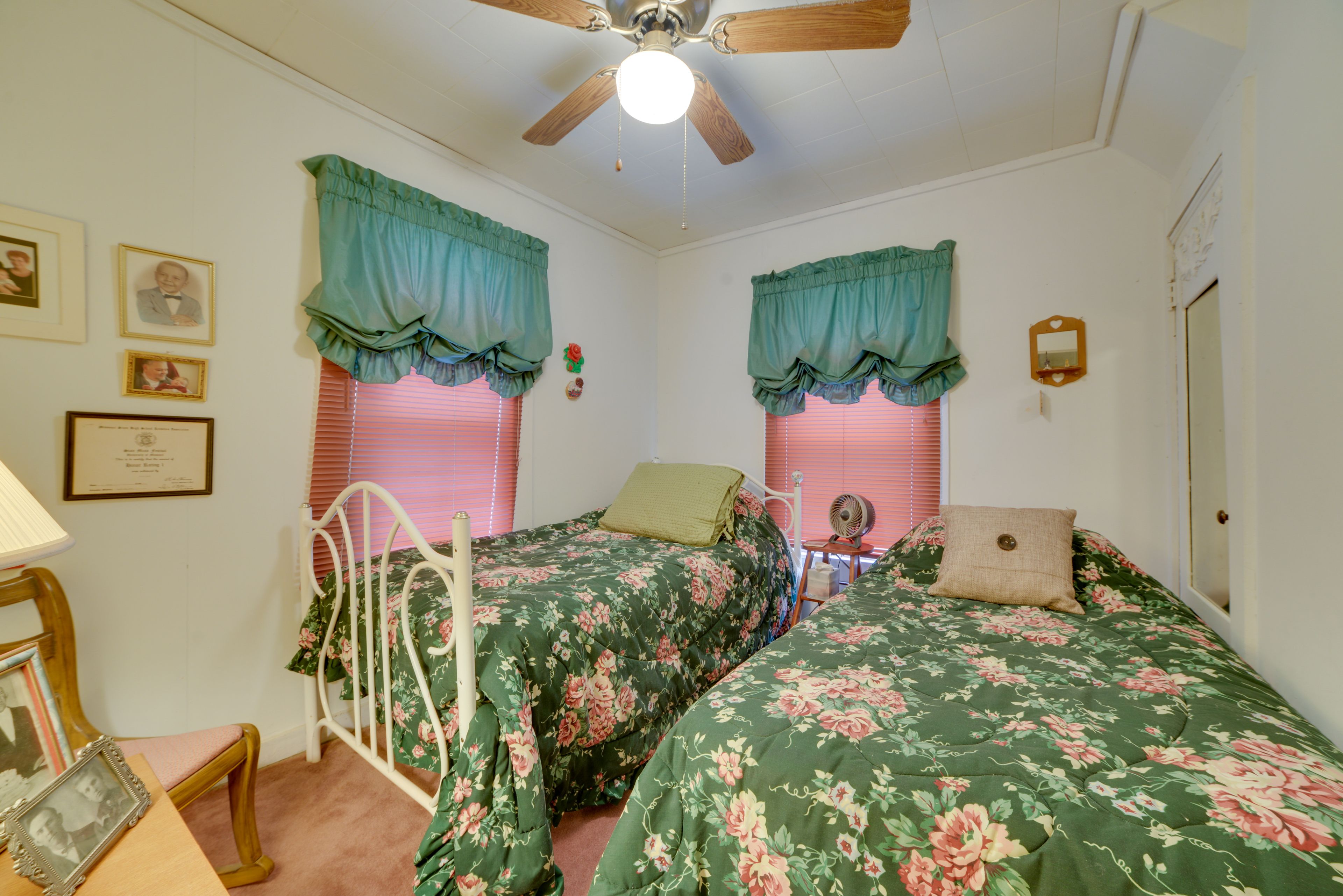 Bedroom 3 | 2 Twin Beds | Pack 'n Play