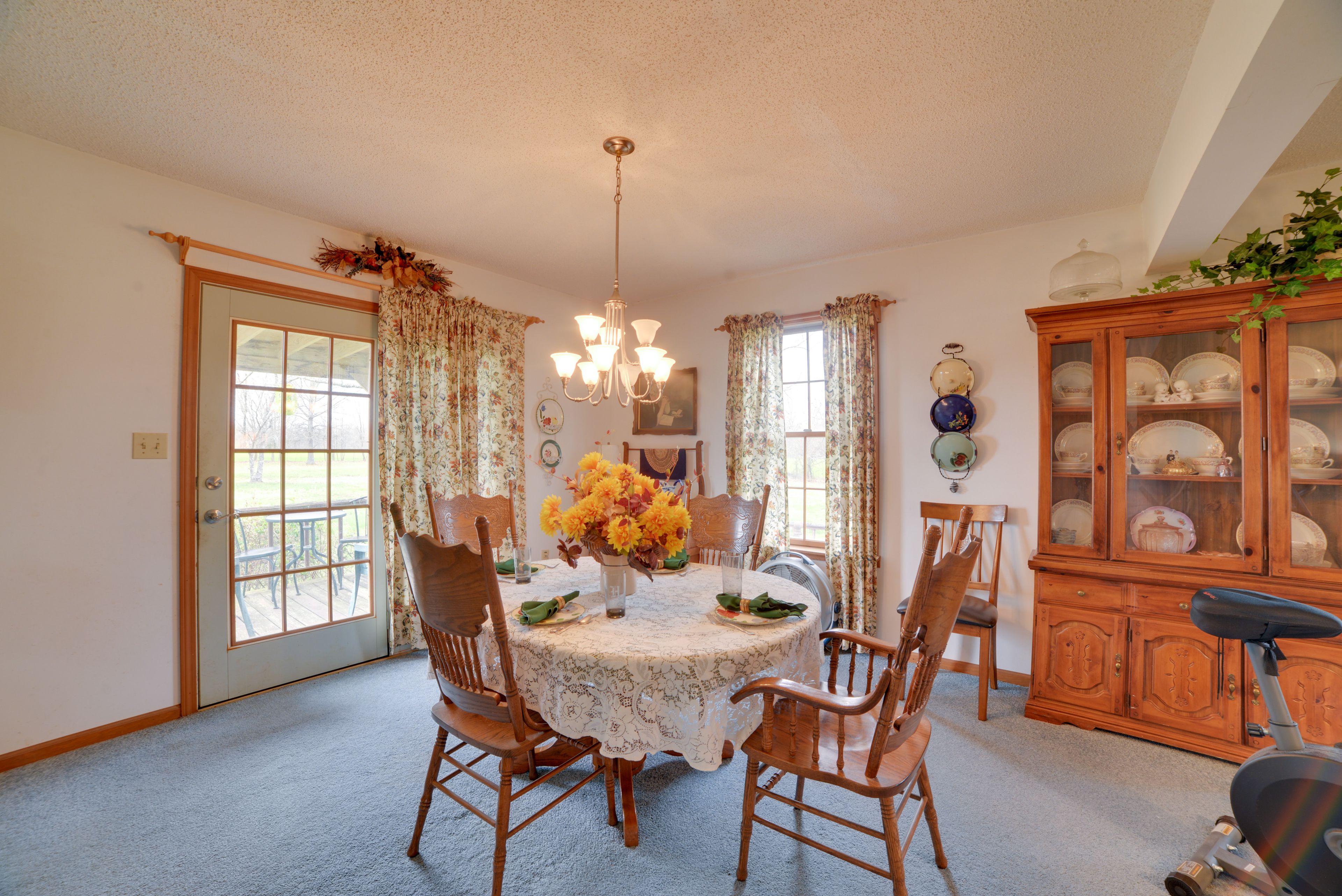 Dining Area | Dishware/Flatware