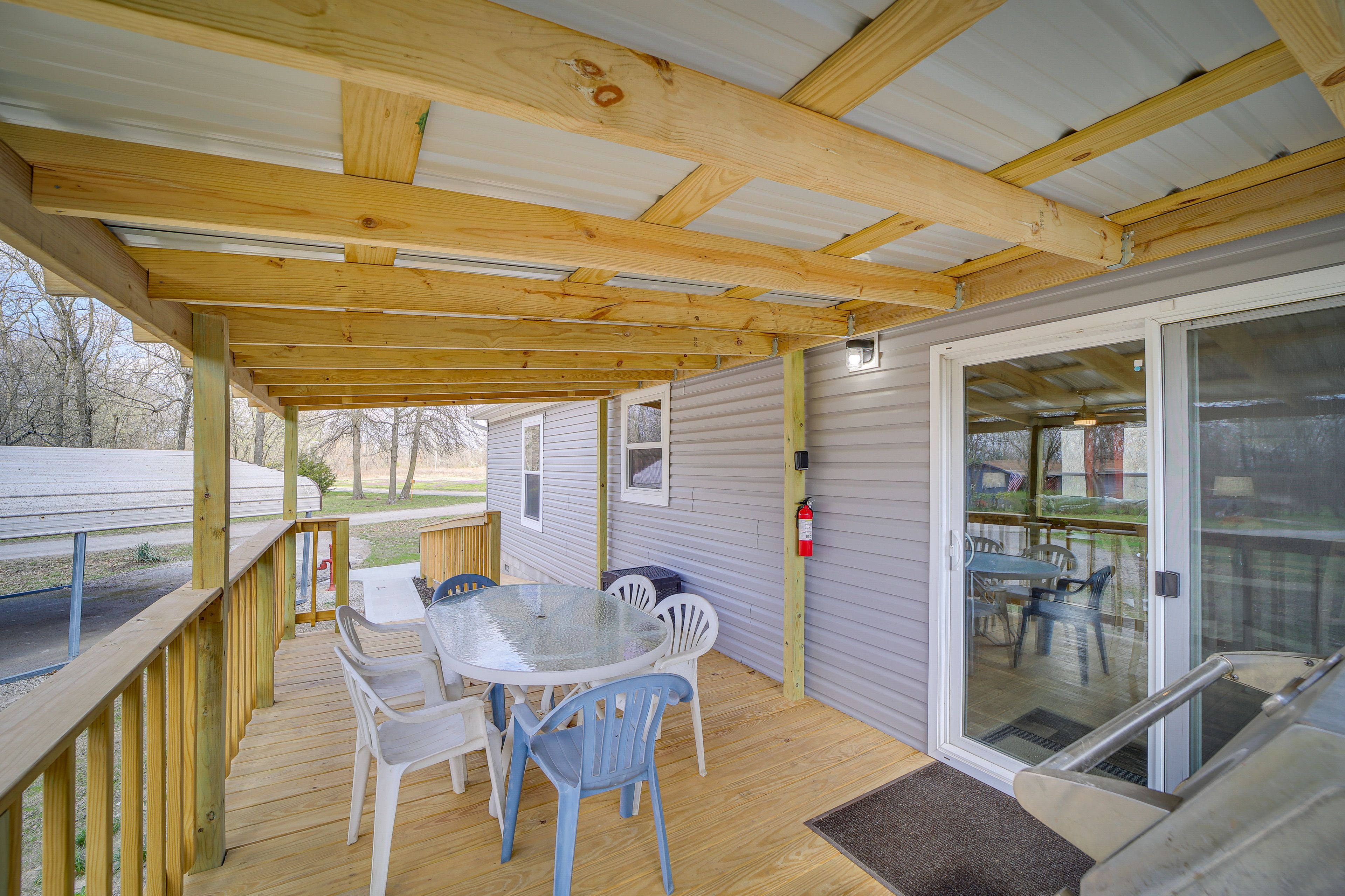 Covered Deck | Gas Grill | Dining Table