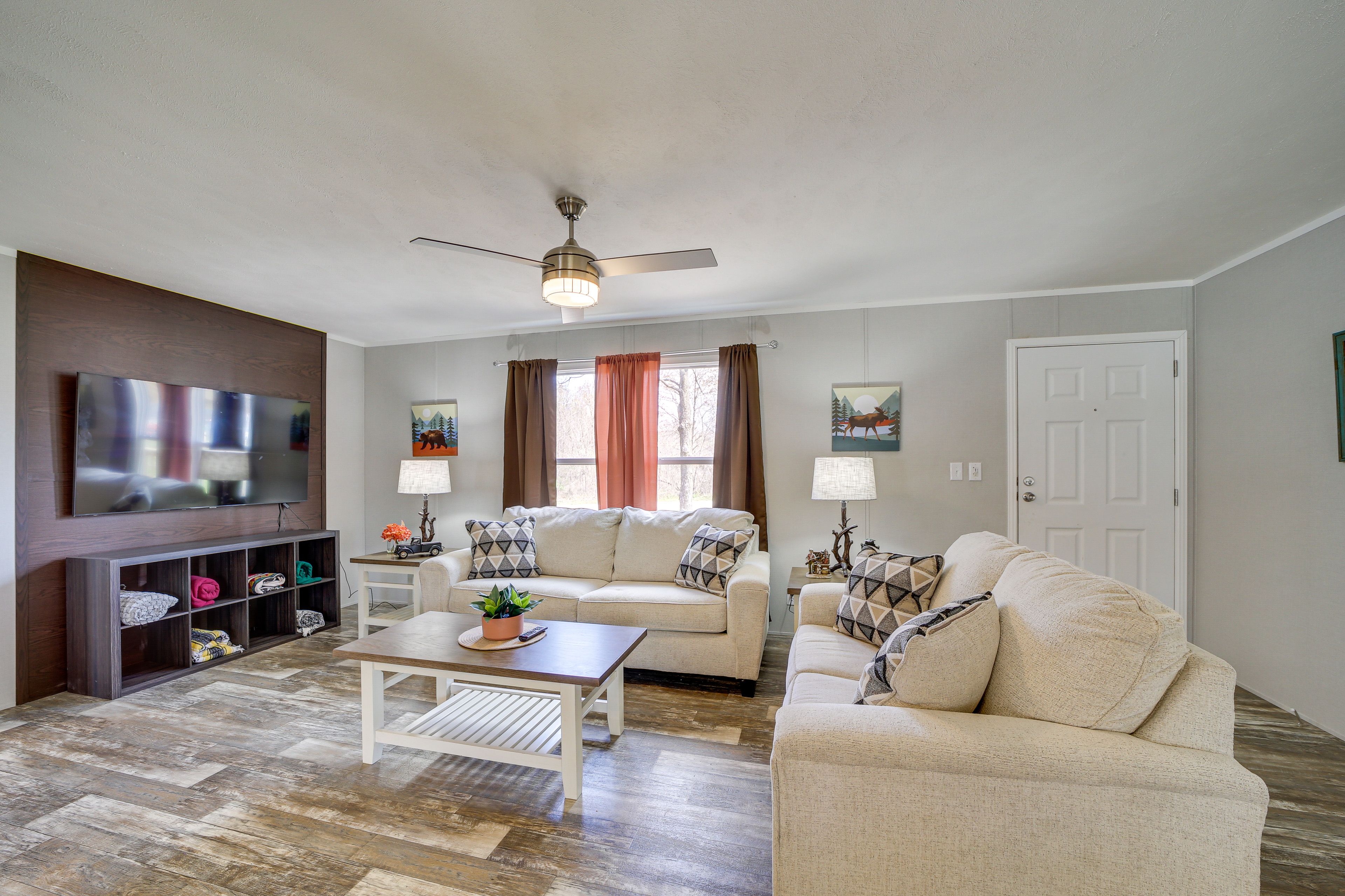 Living Room | Smart TV | WiFi | Central A/C