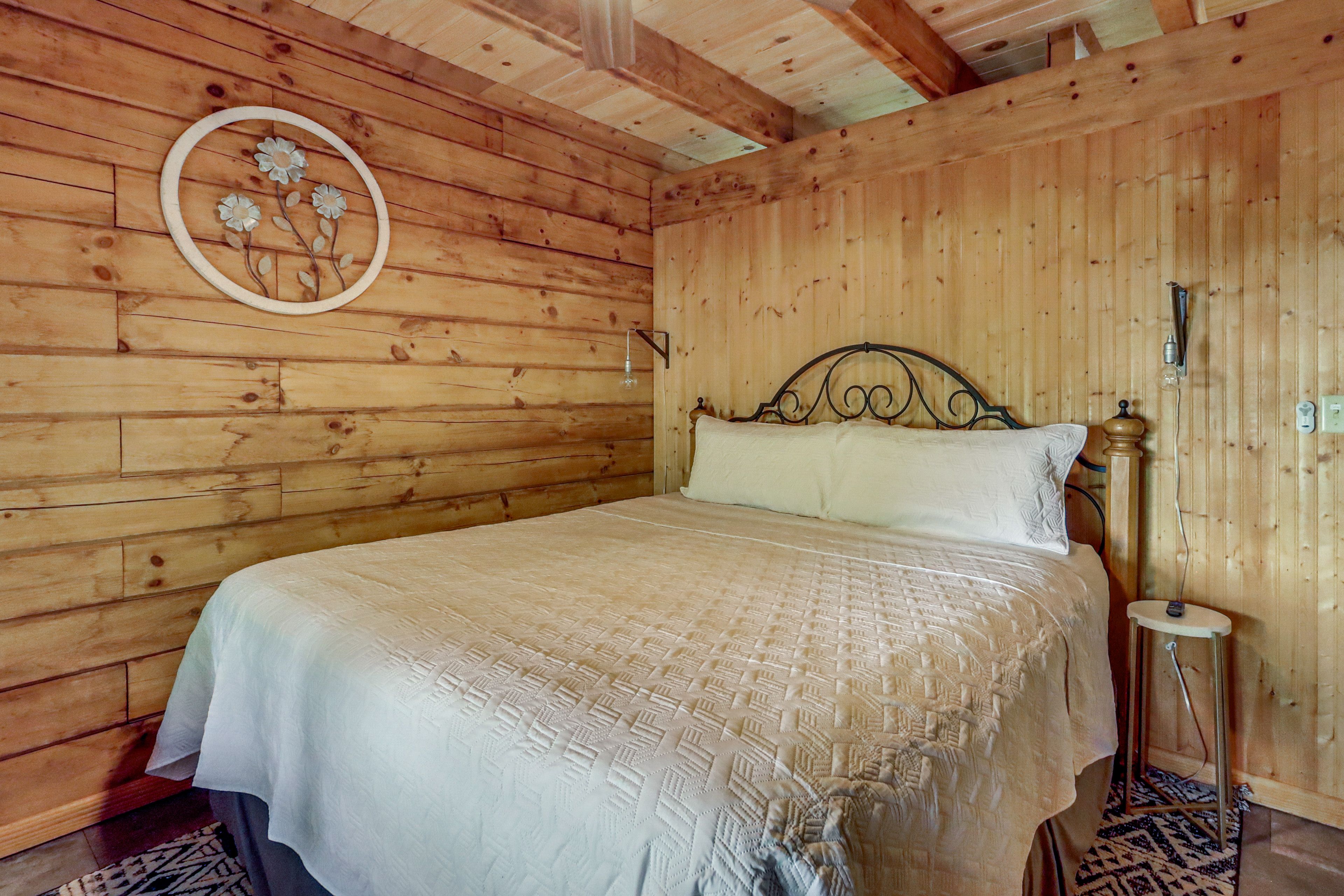 Bedroom 1 | 1st Floor | King Bed | Linens Provided | Smart TV