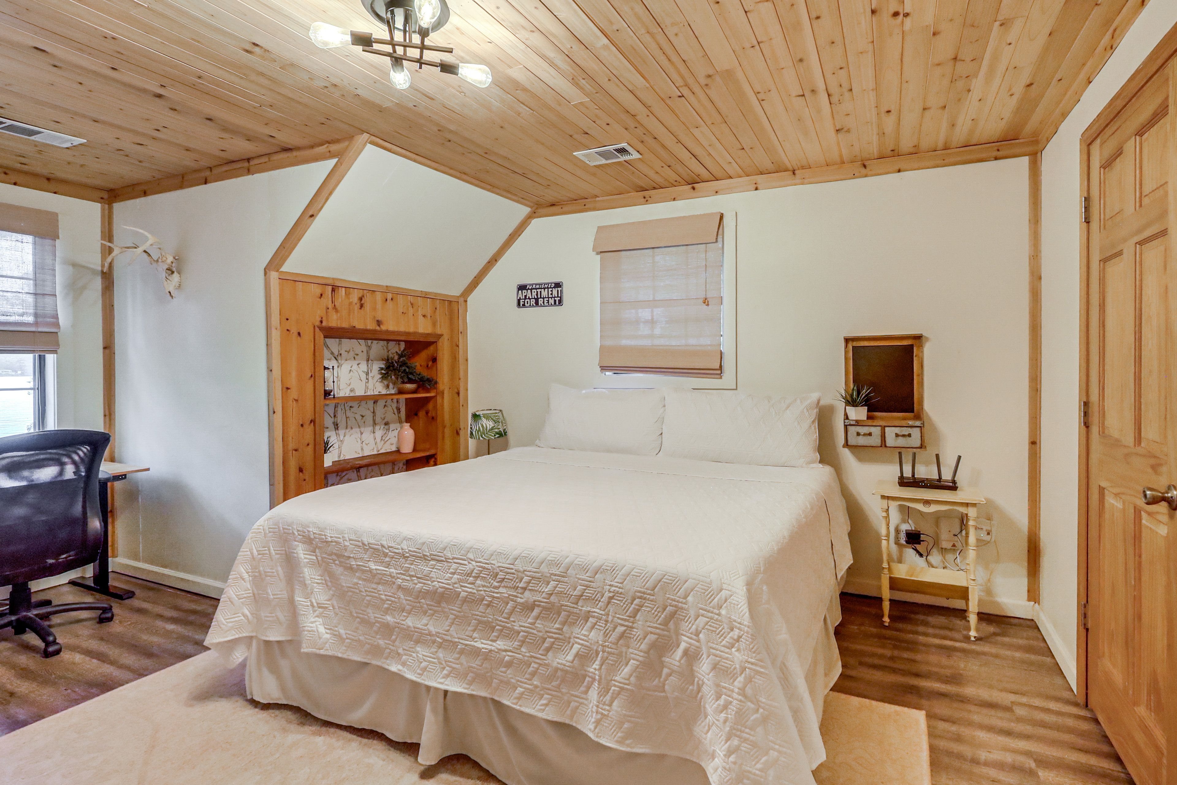 Bedroom 2 | 2nd Floor | King Bed | Desk | Smart TV
