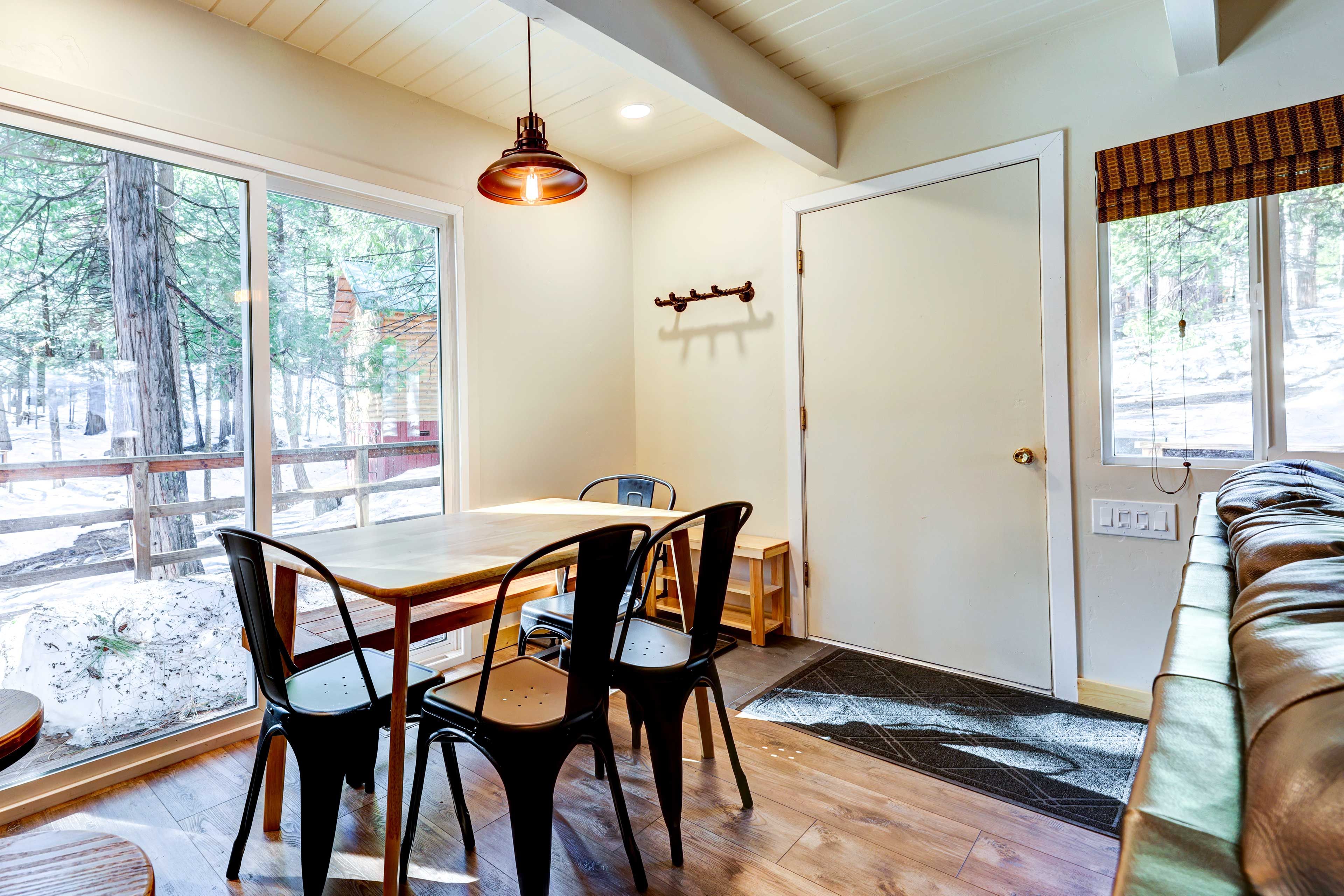 Dining Area | Dishes & Flatware Provided