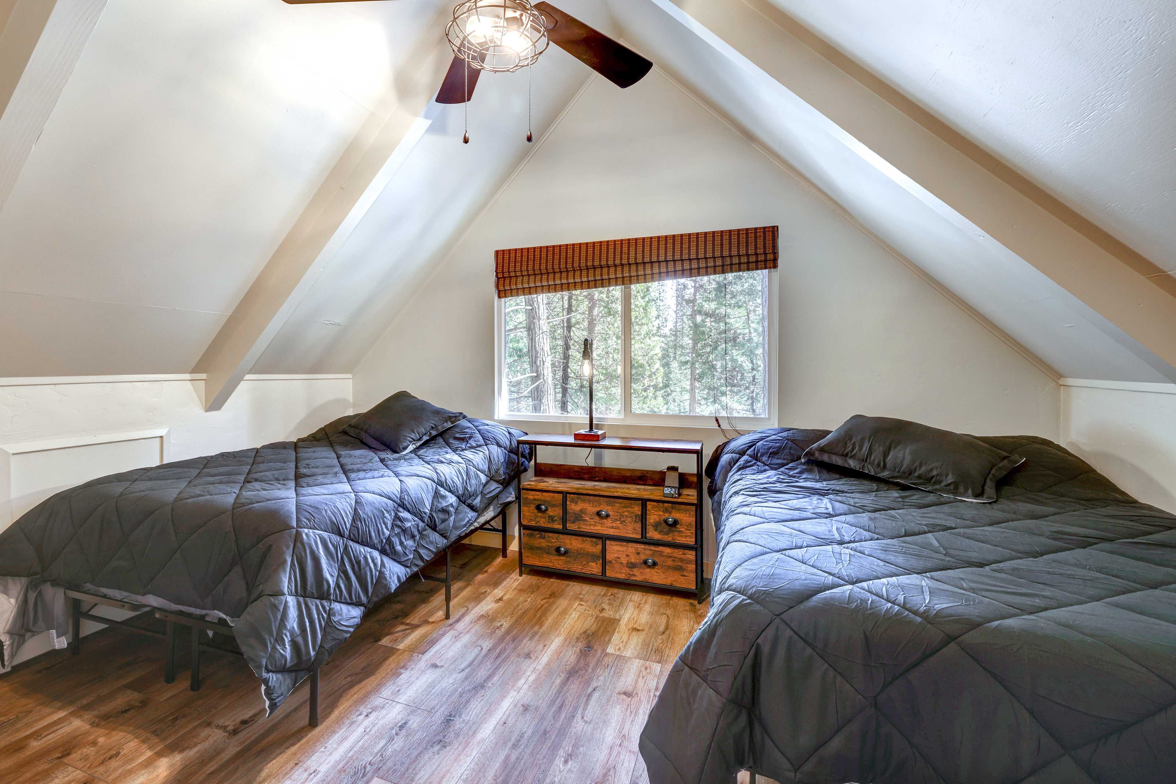 Bedroom 2 | 2 Queen Beds | Smart TV