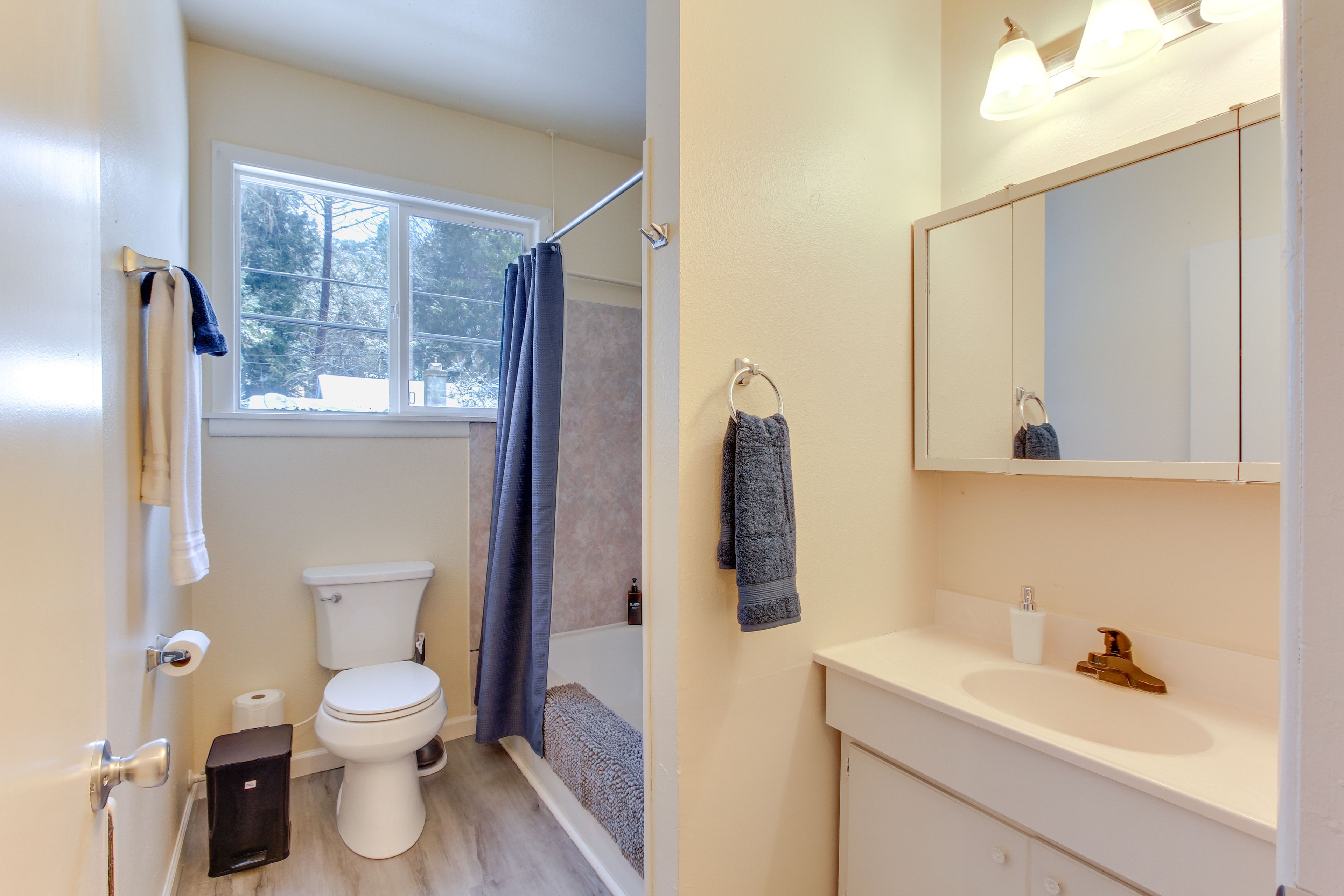 Full Bath | Towels Provided | Complimentary Toiletries