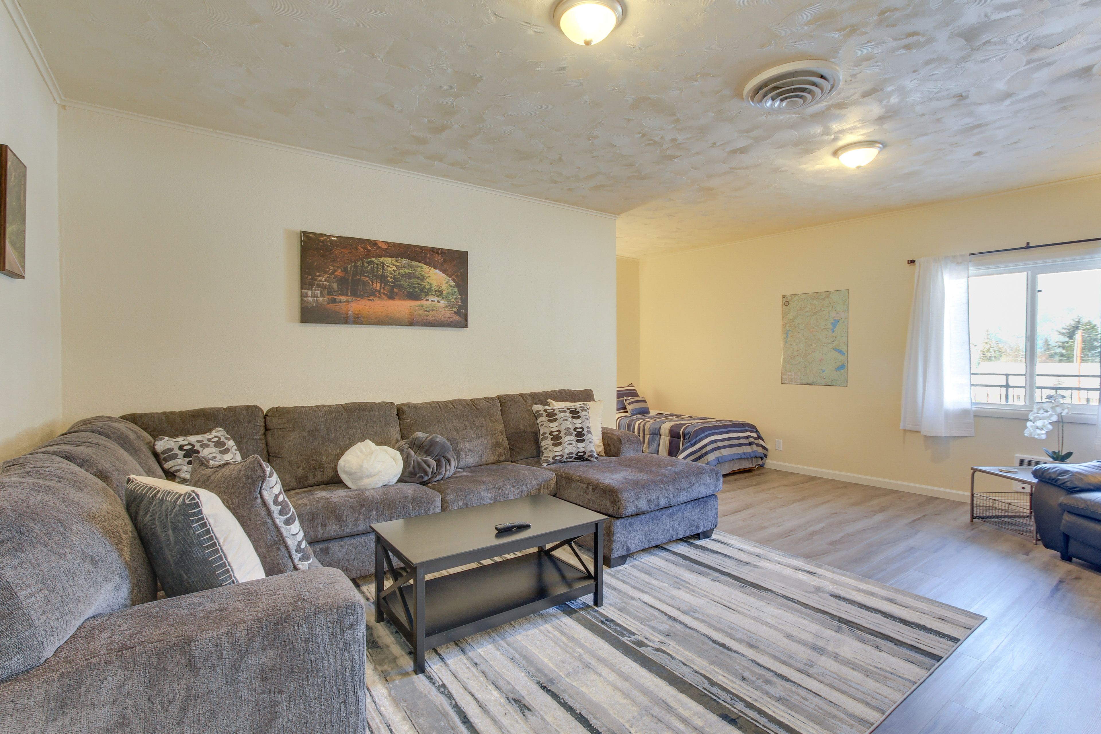 Living Room | Free WiFi | Smart TV | Pets Welcome w/ Fee