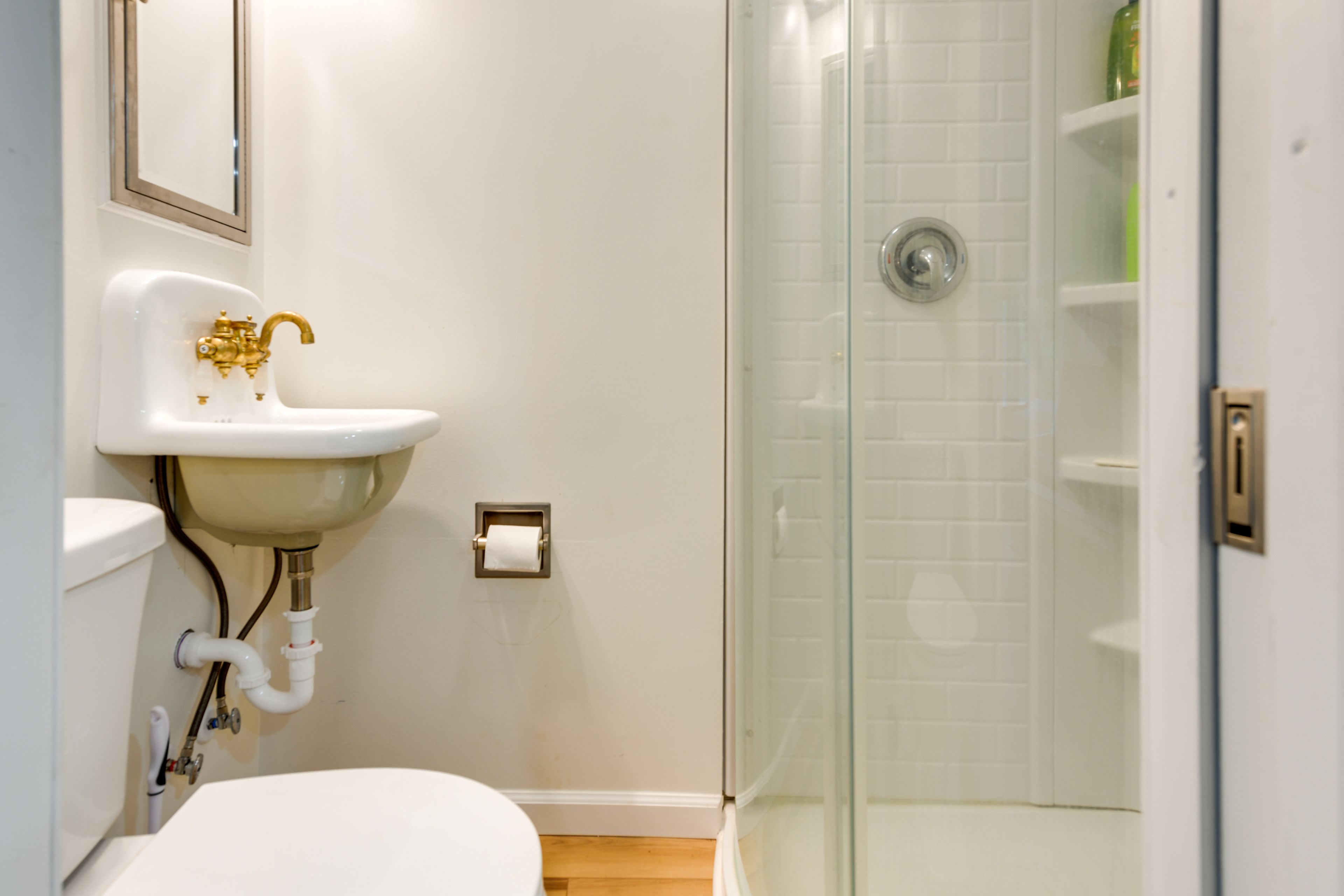 Full Bathroom | Main Floor | Complimentary Toiletries | Hair Dryers | Towels