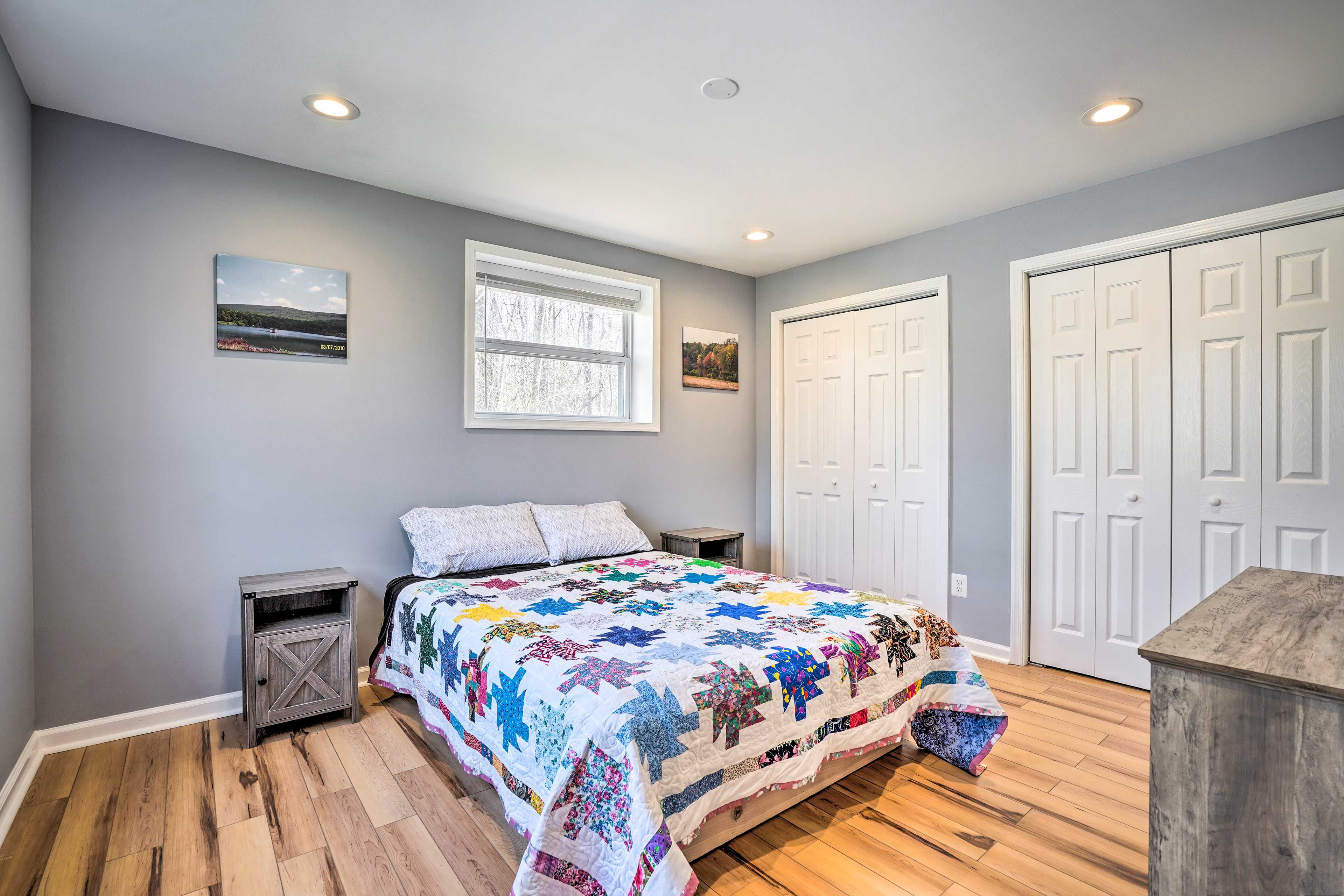 Bedroom 1 | Main Level | Queen Bed | Linens Provided | Smart TV