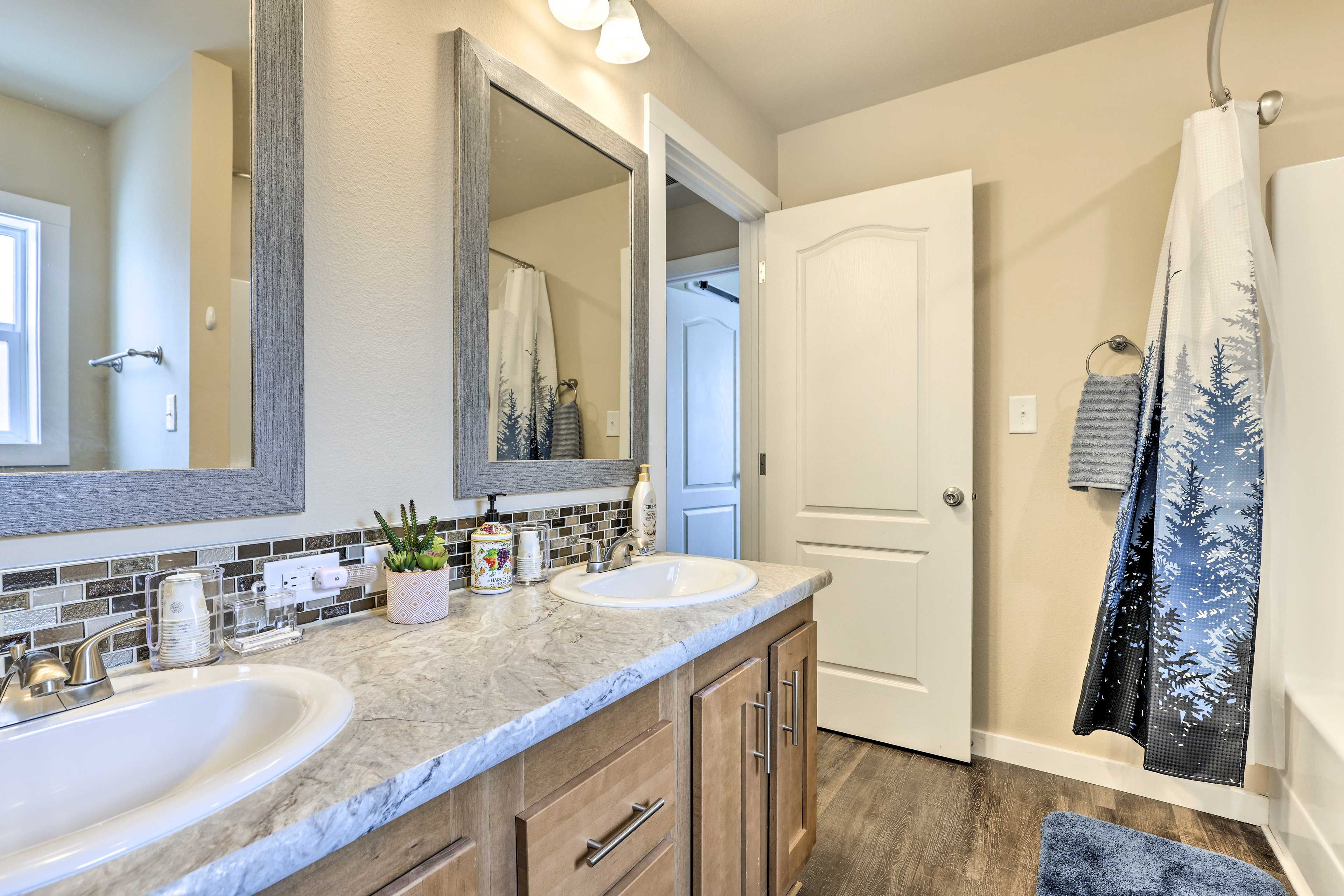 Full Bathroom | Complimentary Toiletries