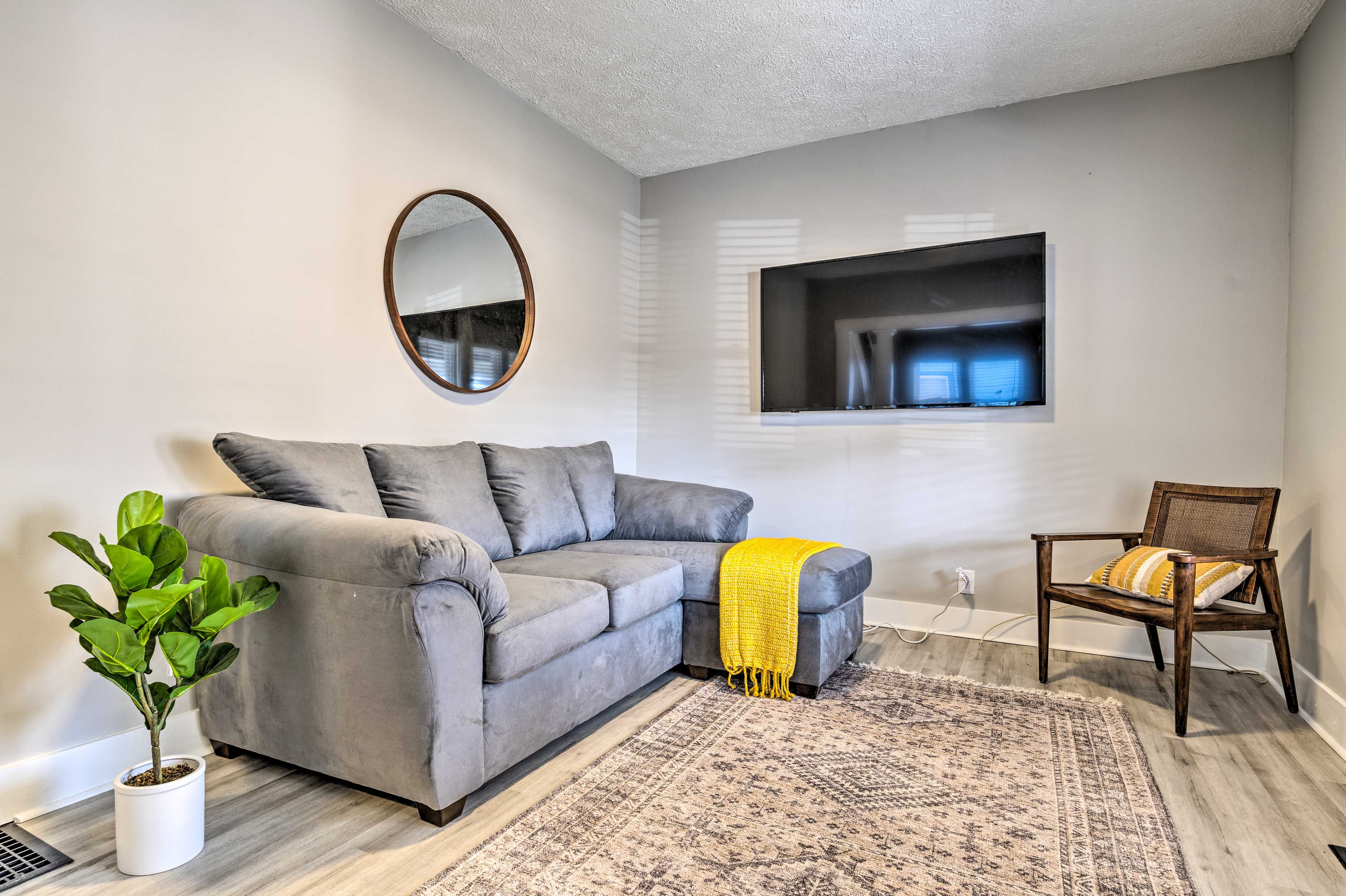 Living Room | 1st Floor | Central A/C | Free WiFi | Sleeper Sofa | Smart TV