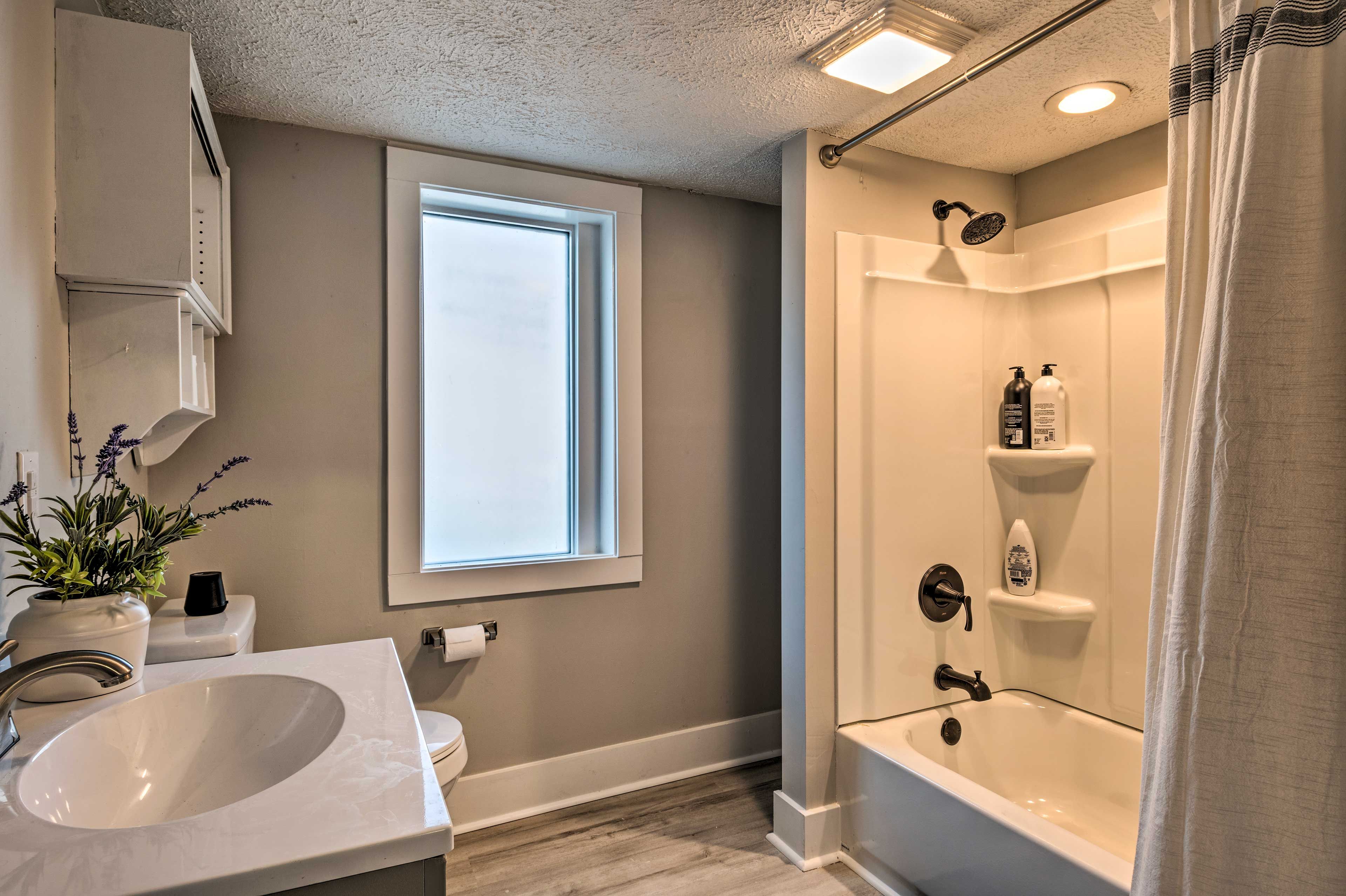 Full Bathroom | Towels Provided | Complimentary Toiletries